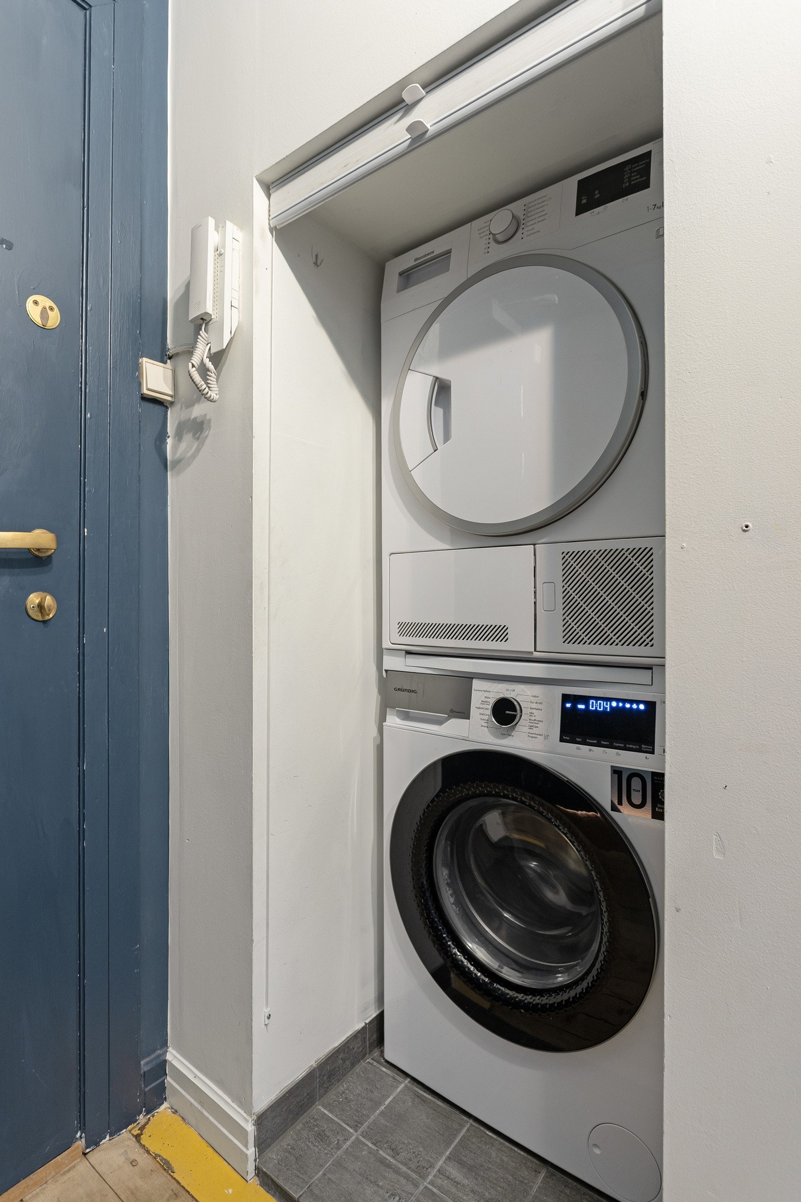 Vaskekott i entréen med plass til både vaskemaskin og tørketrommel. Galleribilde
