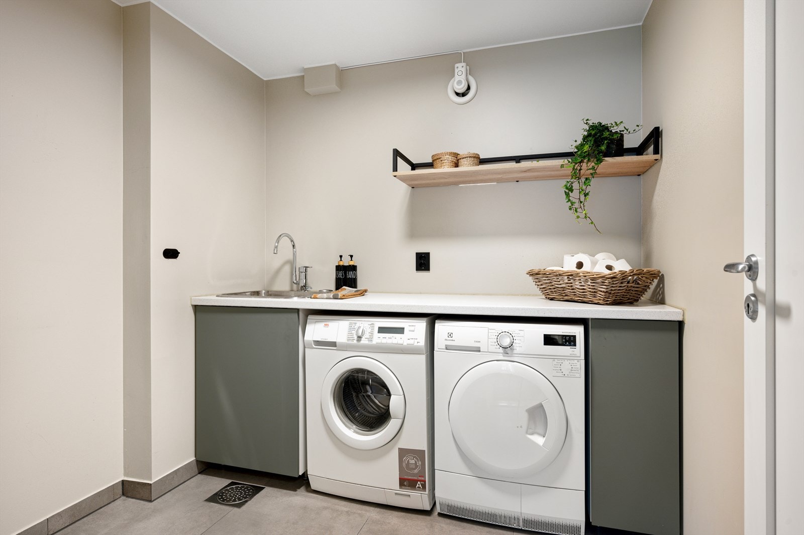 Boligen benytter seg av et eget vaskerom som ble oppgradert i 2022 på 5m². Galleribilde