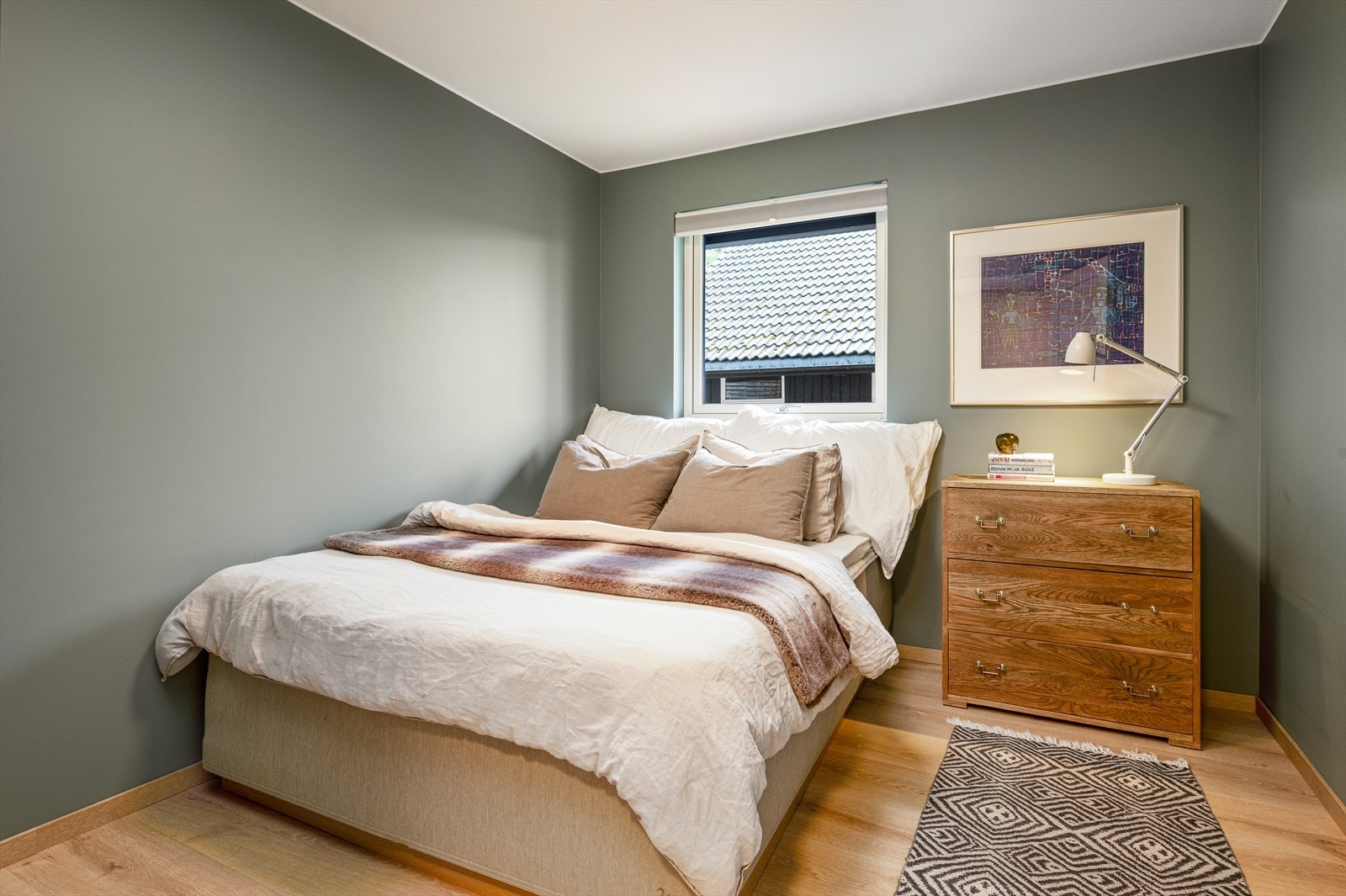 Soverom nummer to på 8m² er også på god størrelse med flere møblerings muligheter. Galleribilde