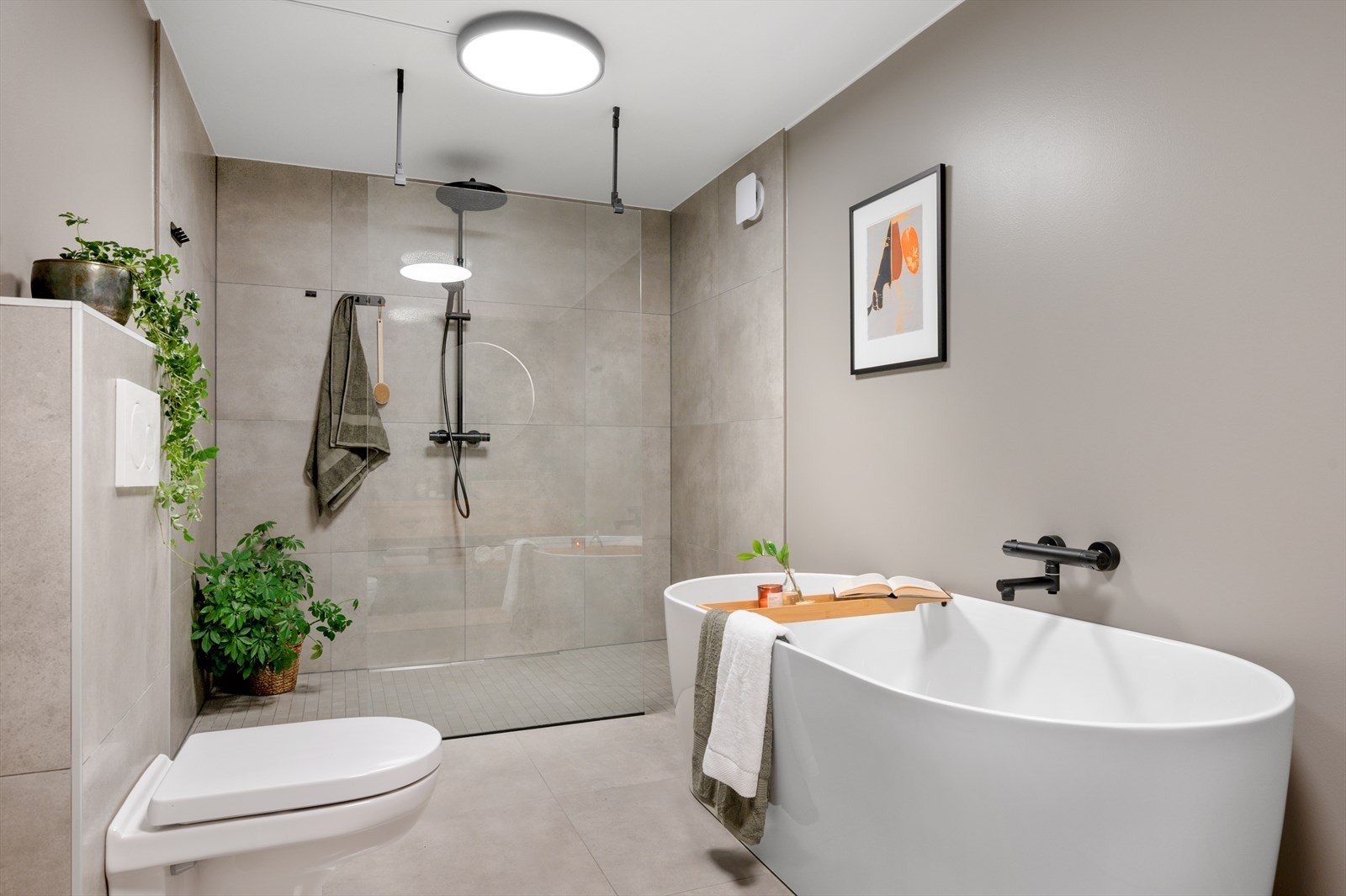 Badet fra 2022 er på hele 10,5m². Her er det flis på gulv og delvis på vegger, samt malt himling og malte deler av veggen. Galleribilde