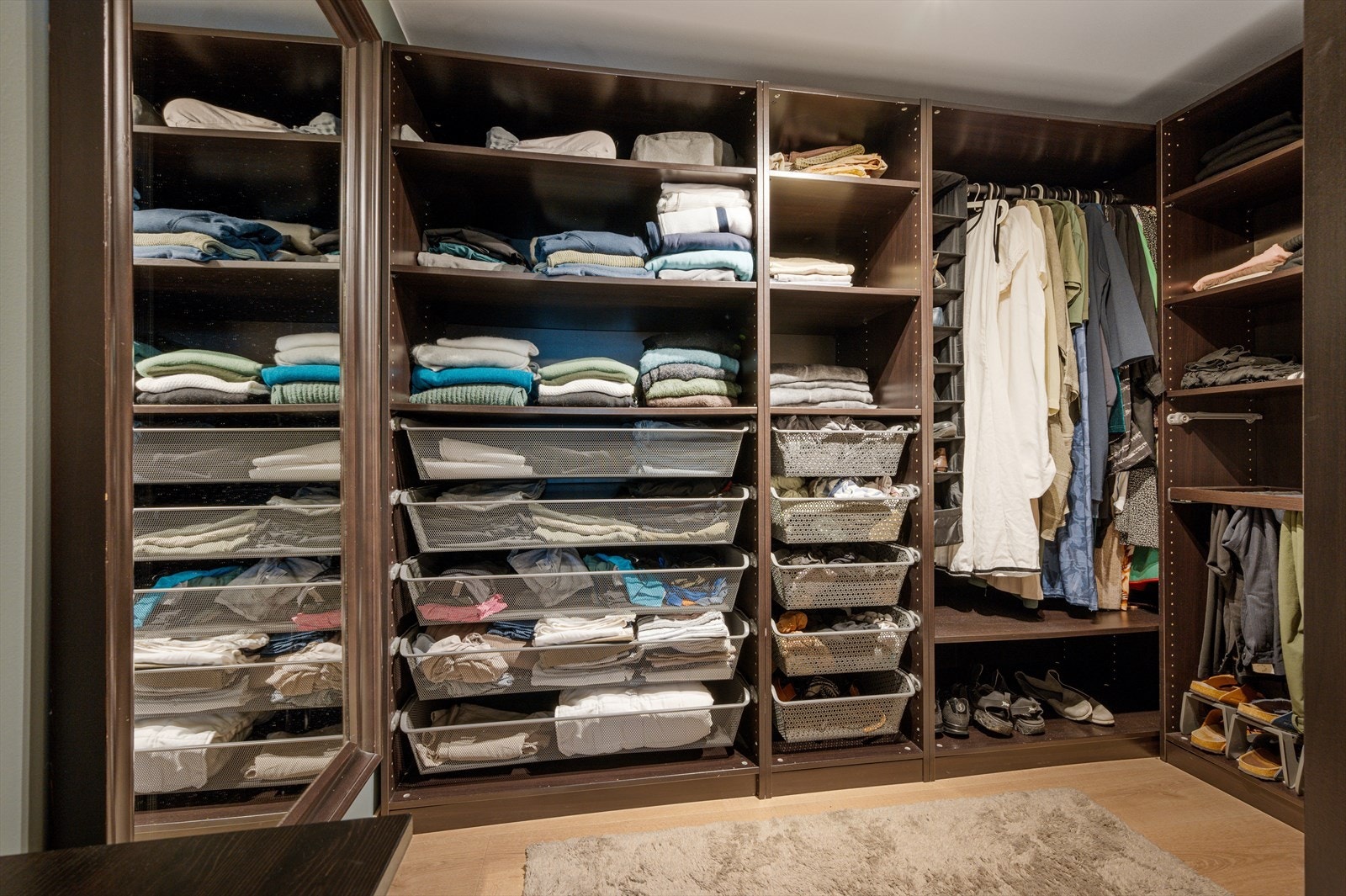 Meget stor walk-in closet på hele 6m² som tilhører soverom nummer 1. Galleribilde