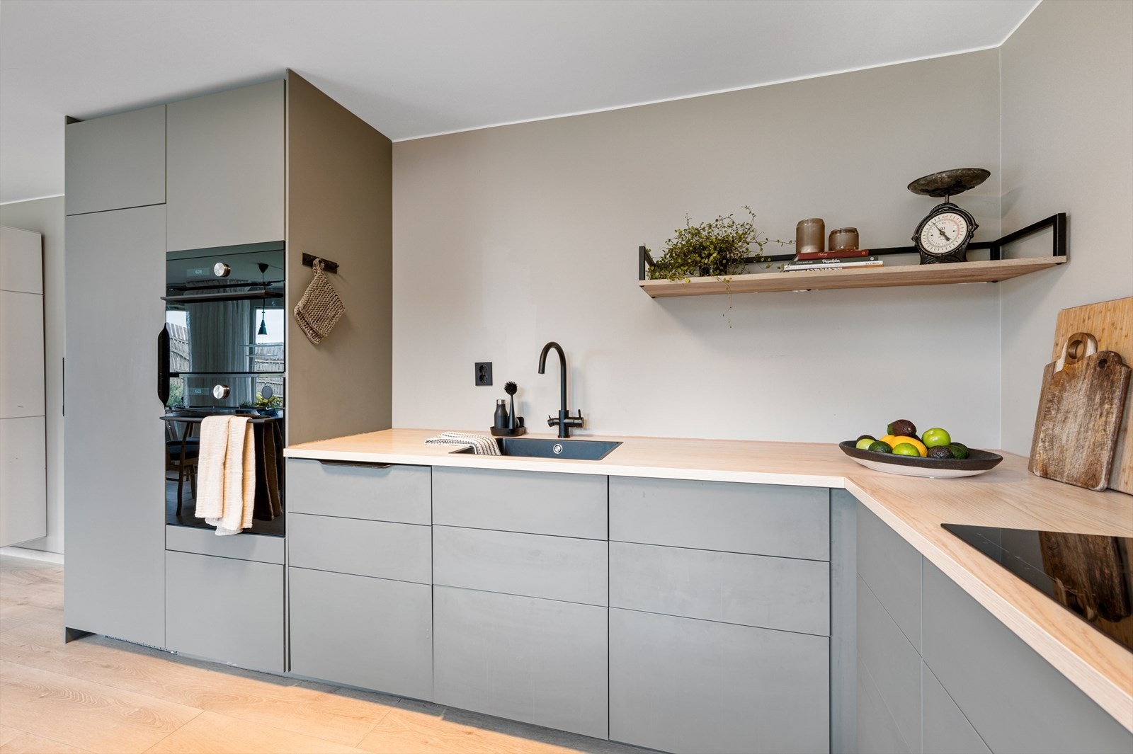 Kjøkkenet er utstyrt med en rekke gode hvitevarer som blant annet integrert kjøleskap, mikroovn, oppvaskmaskin, platetopp, stekovn og fryseskap. Galleribilde