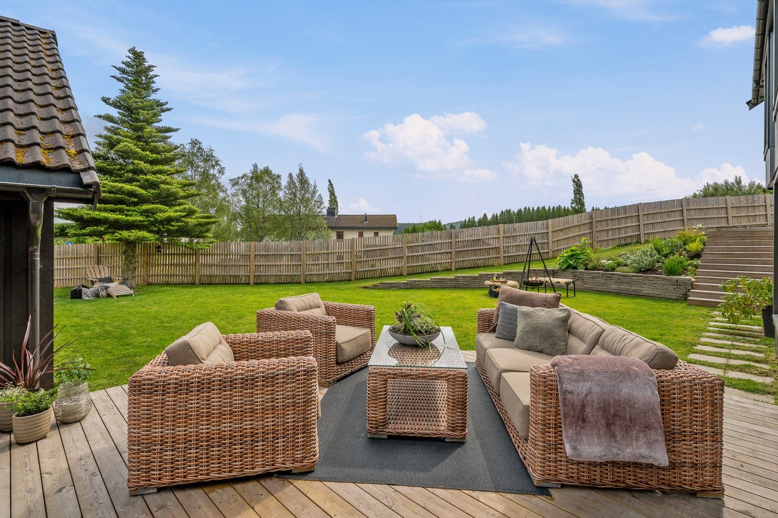 Fra terrassen har man tilgang til en stor gressplen. Dette har blitt delt inn som fellesareal for seksjonene. Galleribilde