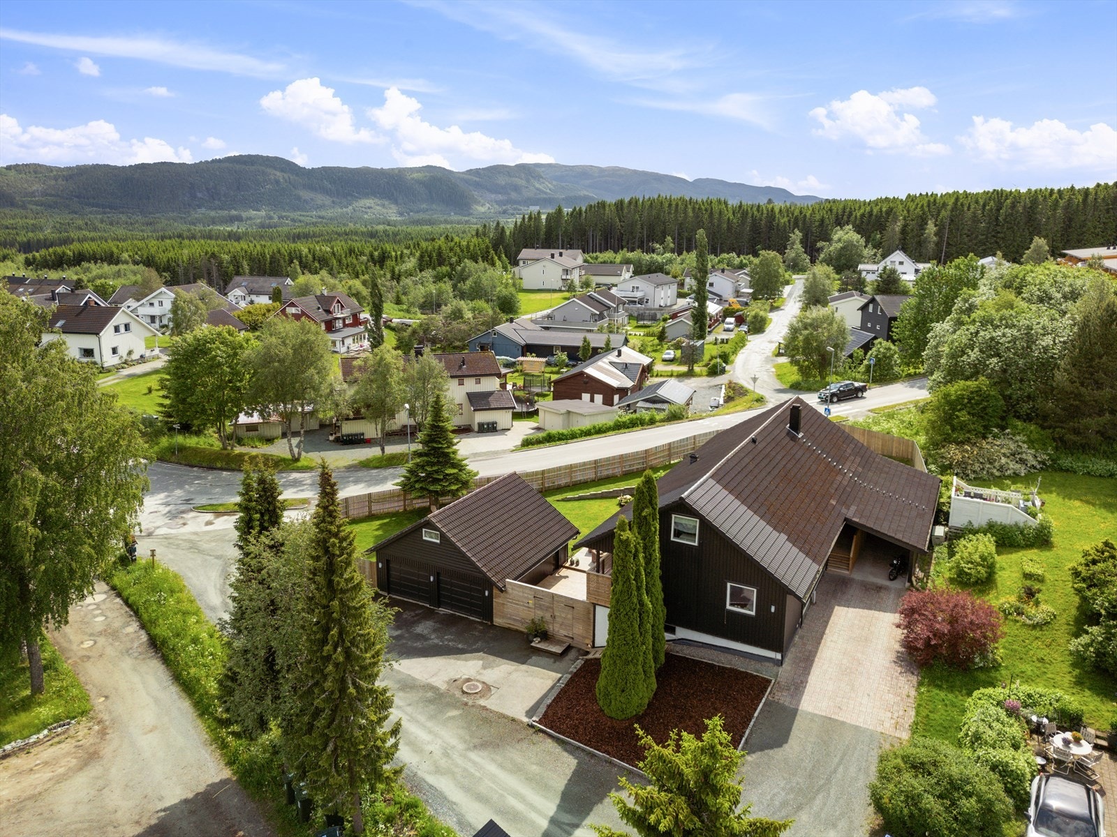 Boligen ligger i et populært og barnevennlig område på Tiller, med nærhet til både skoler, barnehager og gode kollektivtilbud. Det er kort vei til flotte turområder, idrettsanlegg og lekeplasser, noe som gjør området attraktivt for både store og små. Galleribilde