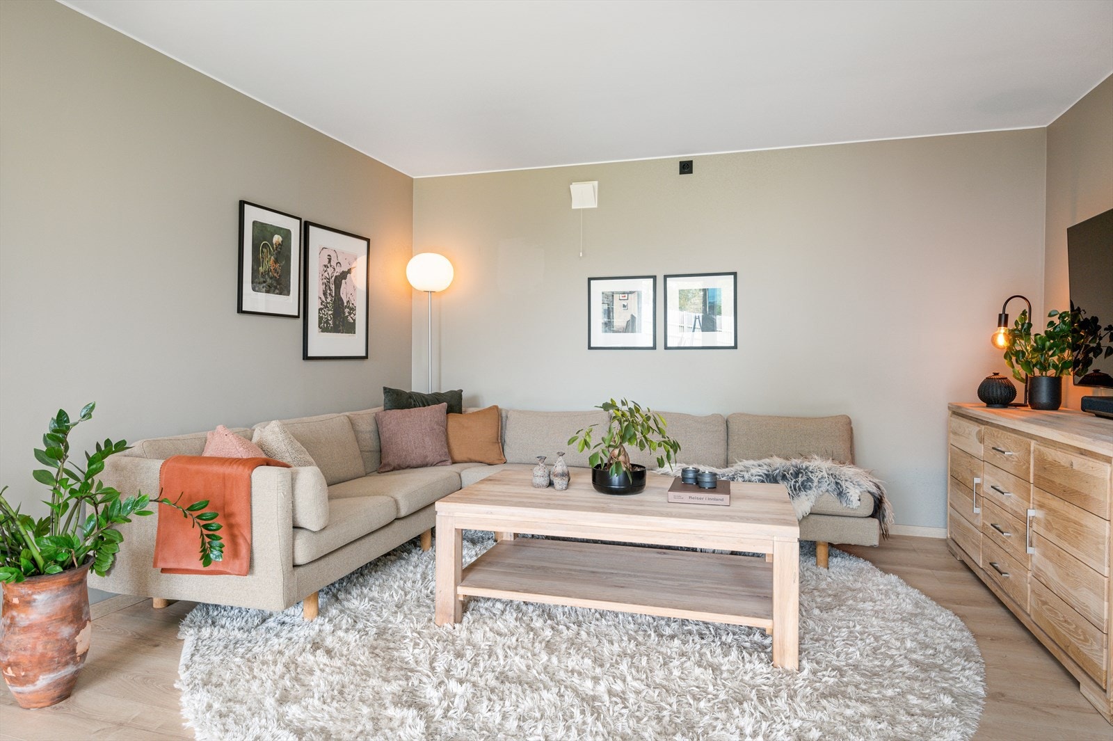 Lys og romslig stue på hele 40m² med flere møbleringsmuligheter. Galleribilde