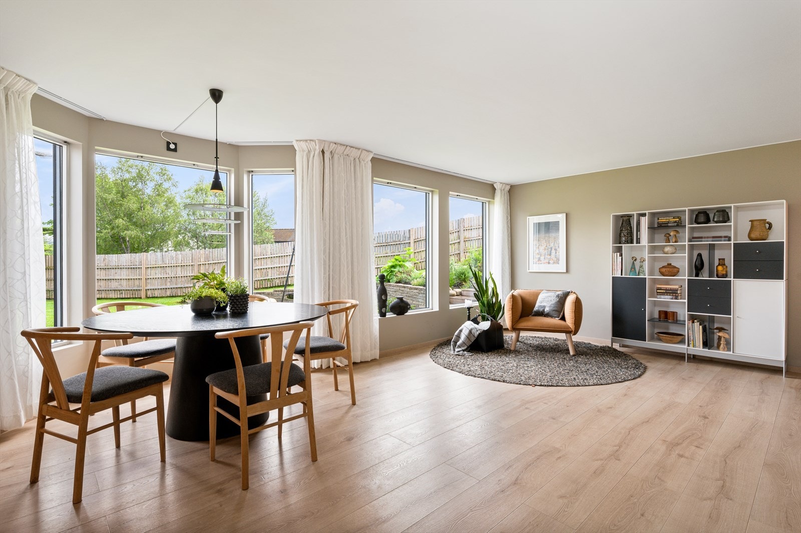 Boligen har innlagt gulvvarme gjennom hele boligen, med unntak av de to bodene som medfølger. Videre er det oppvarming via vedfyring og elektrisitet for et behagelig inneklima. Galleribilde