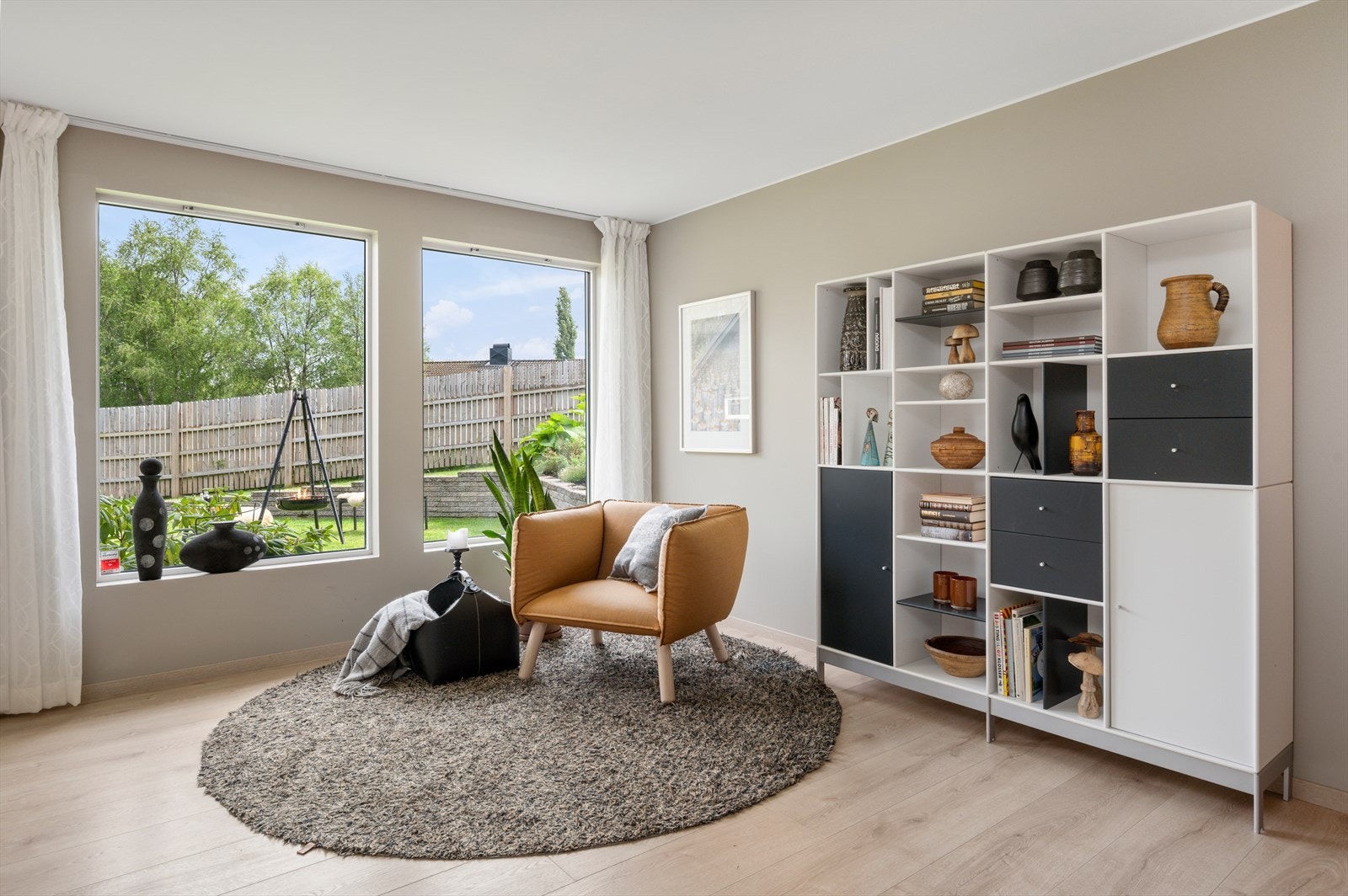 Boligen besitter en stor og praktisk åpen kjøkken -stue løsning som strekker seg over hele 50,5m². Galleribilde