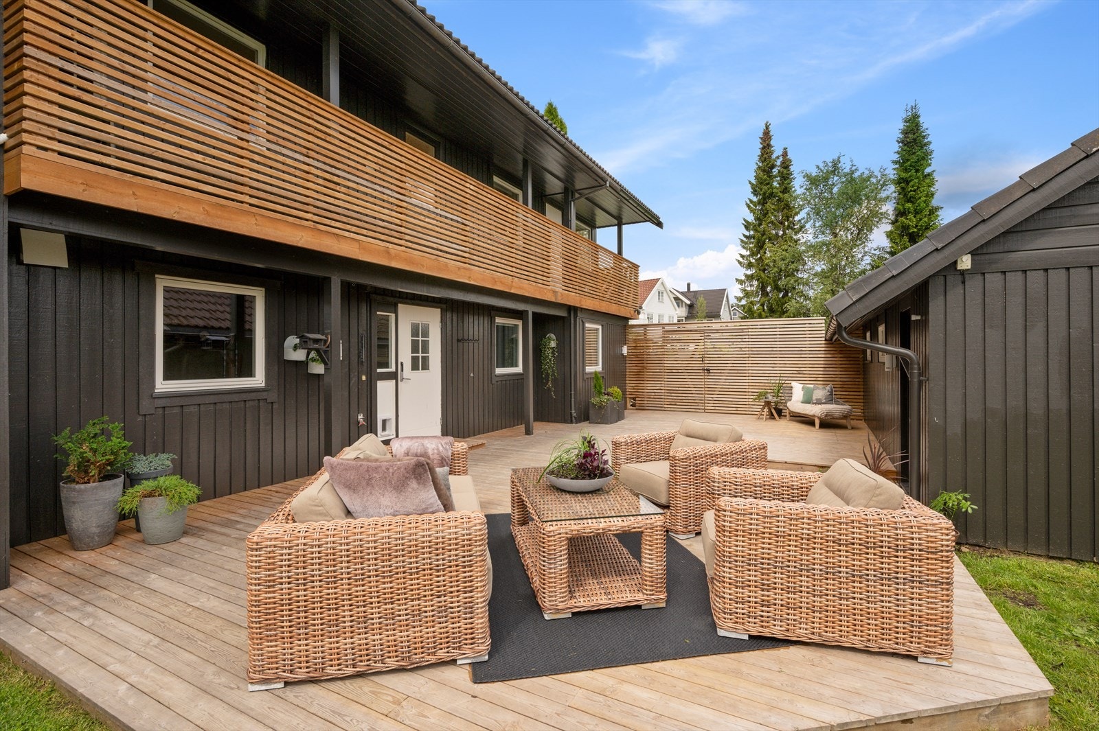 Boligen benytter seg av en egen terrasse på ca.60m² som tilhører seksjonen og er en del av inngangspartiet. Galleribilde