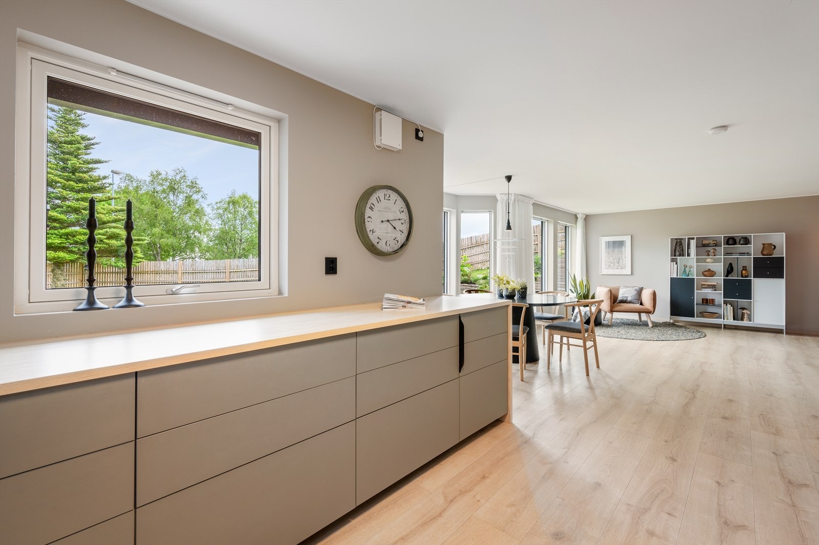 Kjøkkenet behersker rikelig med benk og skap plass. Galleribilde