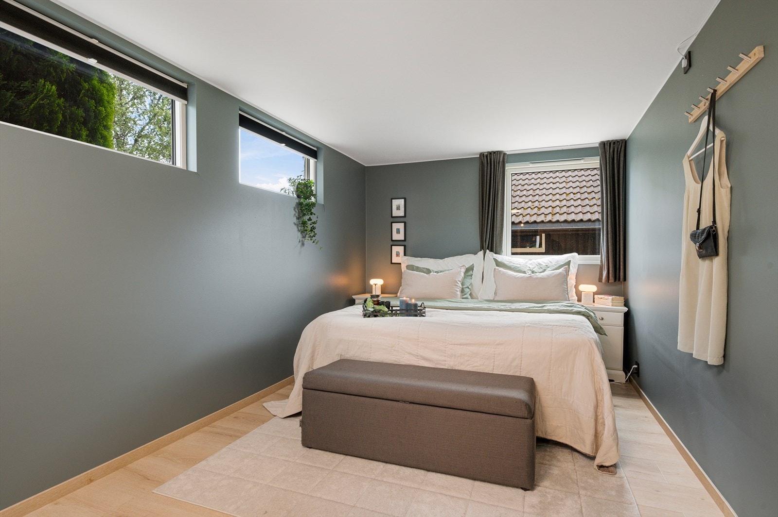 Soverom nummer 1 strekker seg over hele 15m² og benytter seg av eget walk-in closet. Galleribilde