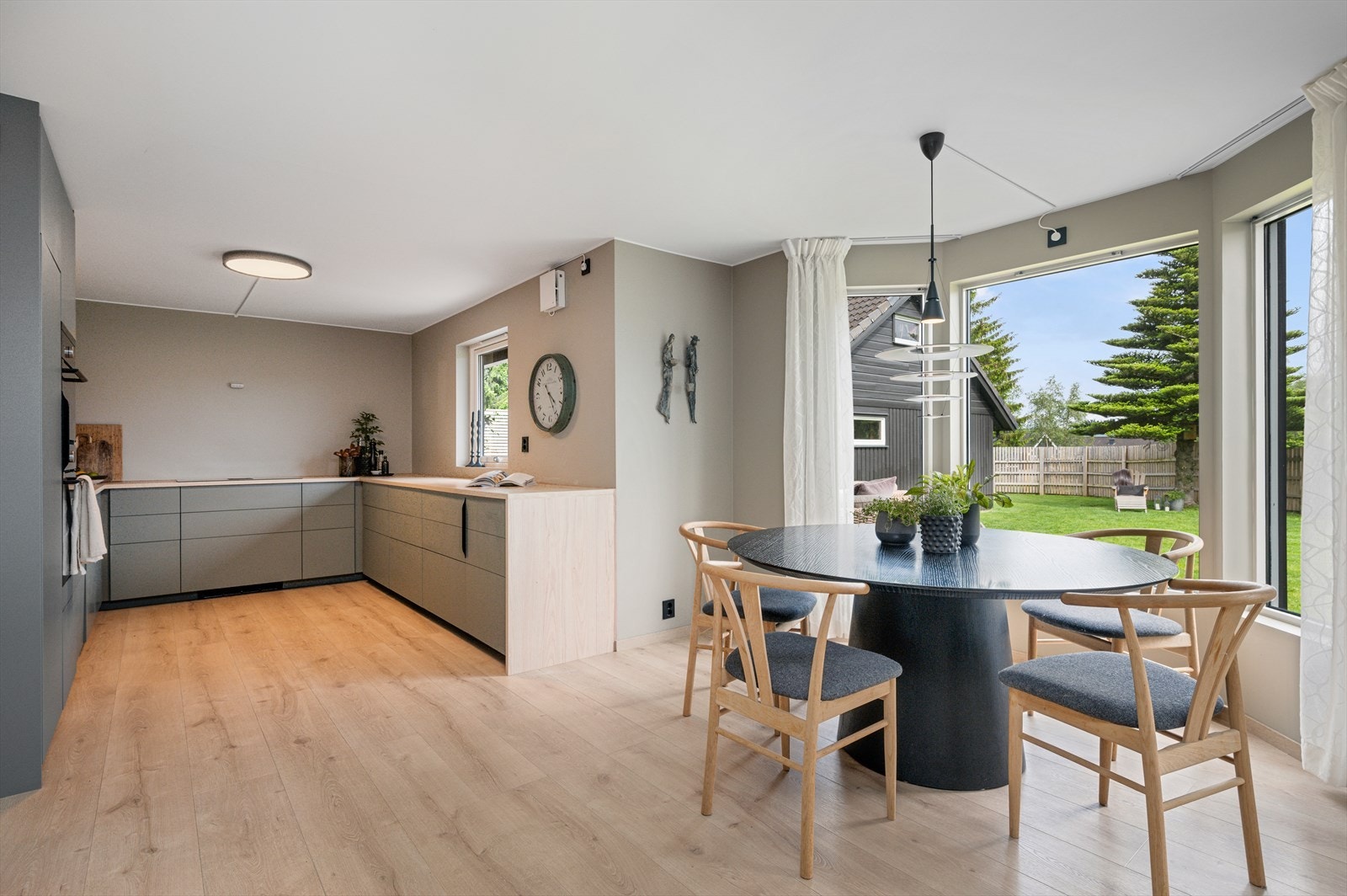 Den praktiske planløsningen sørger for gode møblerings muligheter. Galleribilde