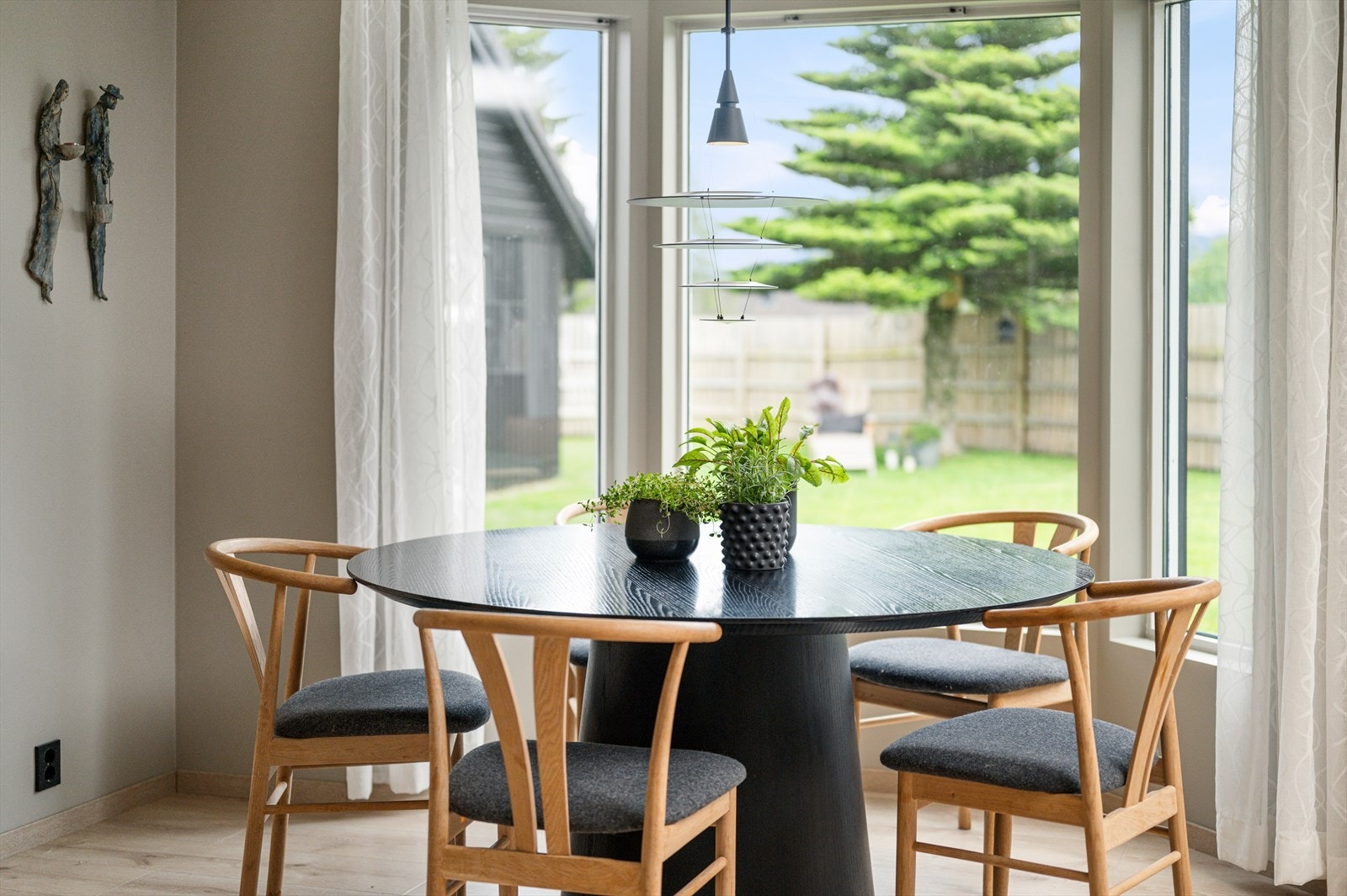 Boligens rause vindusflater sørger for rikelig med naturlig lysinnslipp. Galleribilde