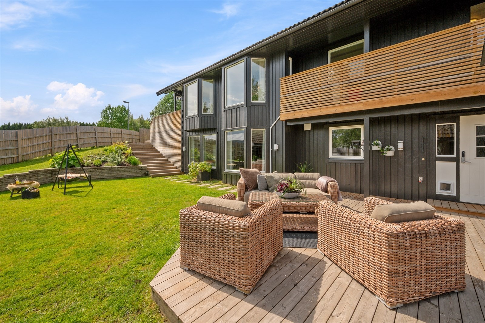 Fra den sør-øst vendte terrassen er det nydelige solforhold med ingen innsyn. Galleribilde