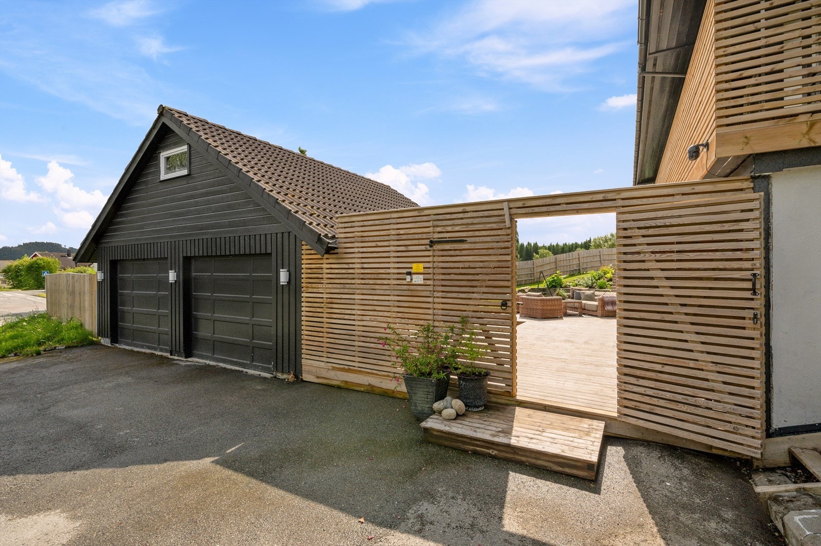 Hver seksjon har blitt tildelt sin egen side i garasjen. Det medfølger altså en parkeringsplass i felles garasjen. Galleribilde