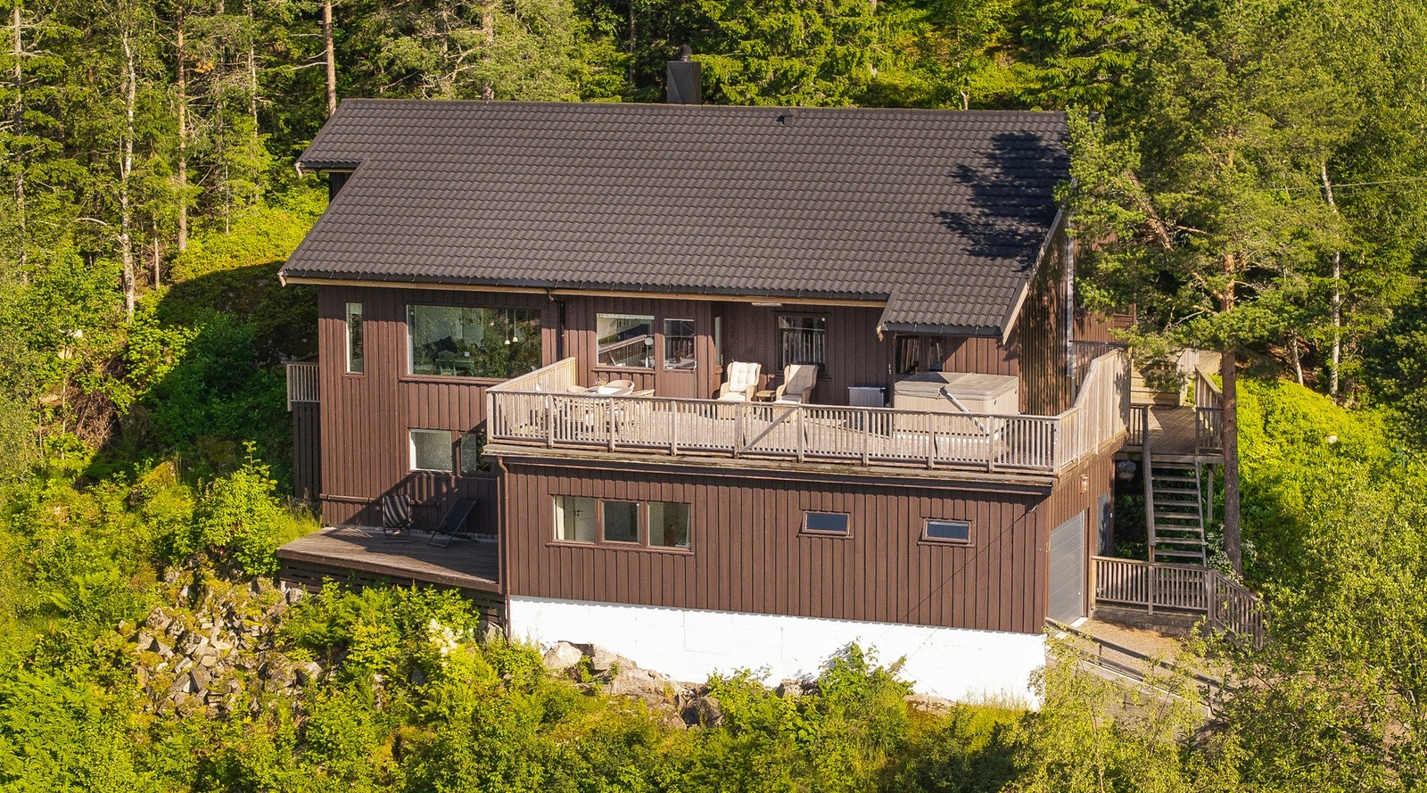 Velholdt og oppgradert enebolig med høy og fin beliggenhet på byens vestside Galleribilde