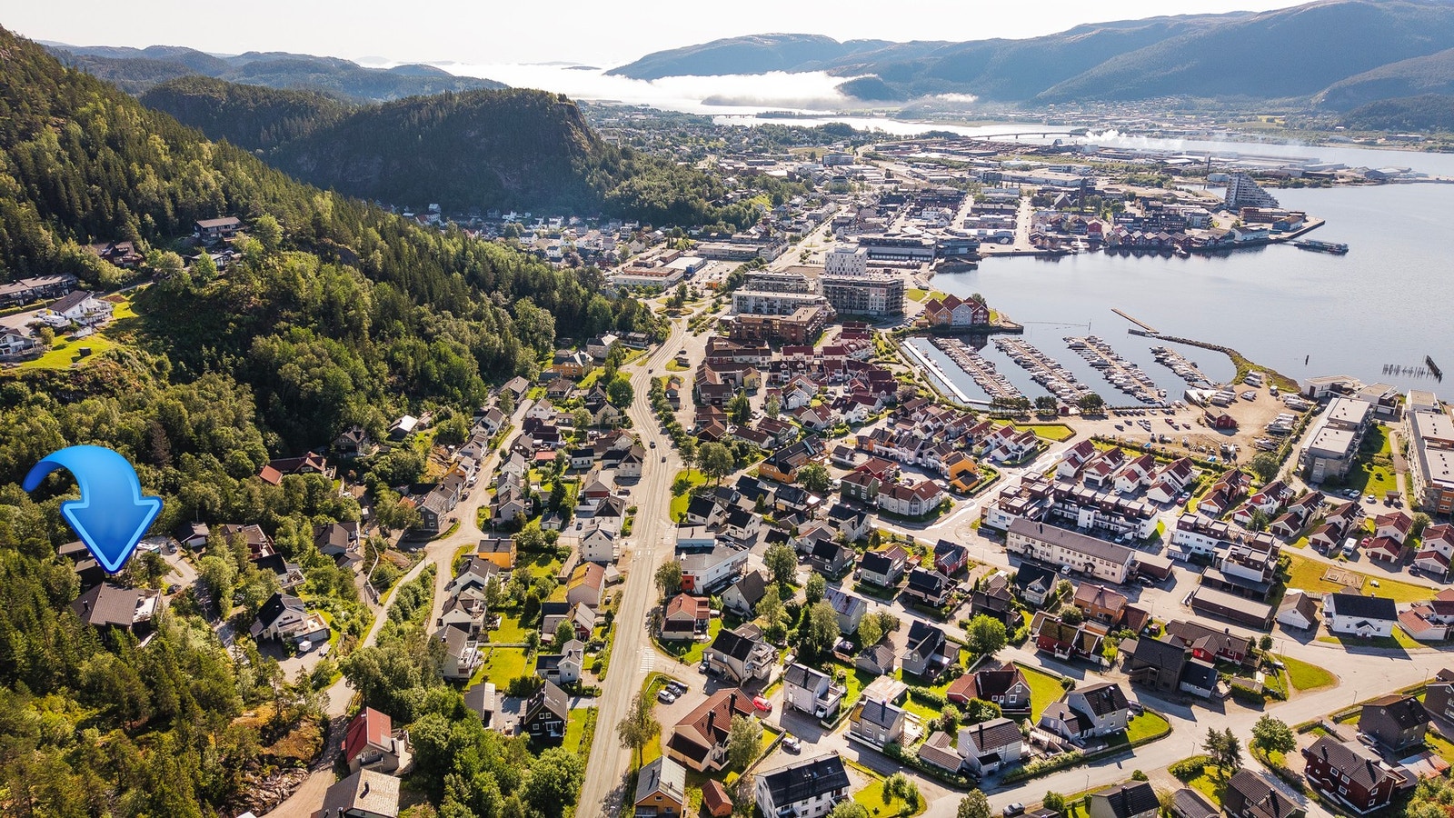 Tilbaketrukket, men likevel sentralt med gangavstand til sentrum, skole og fotballbane Galleribilde