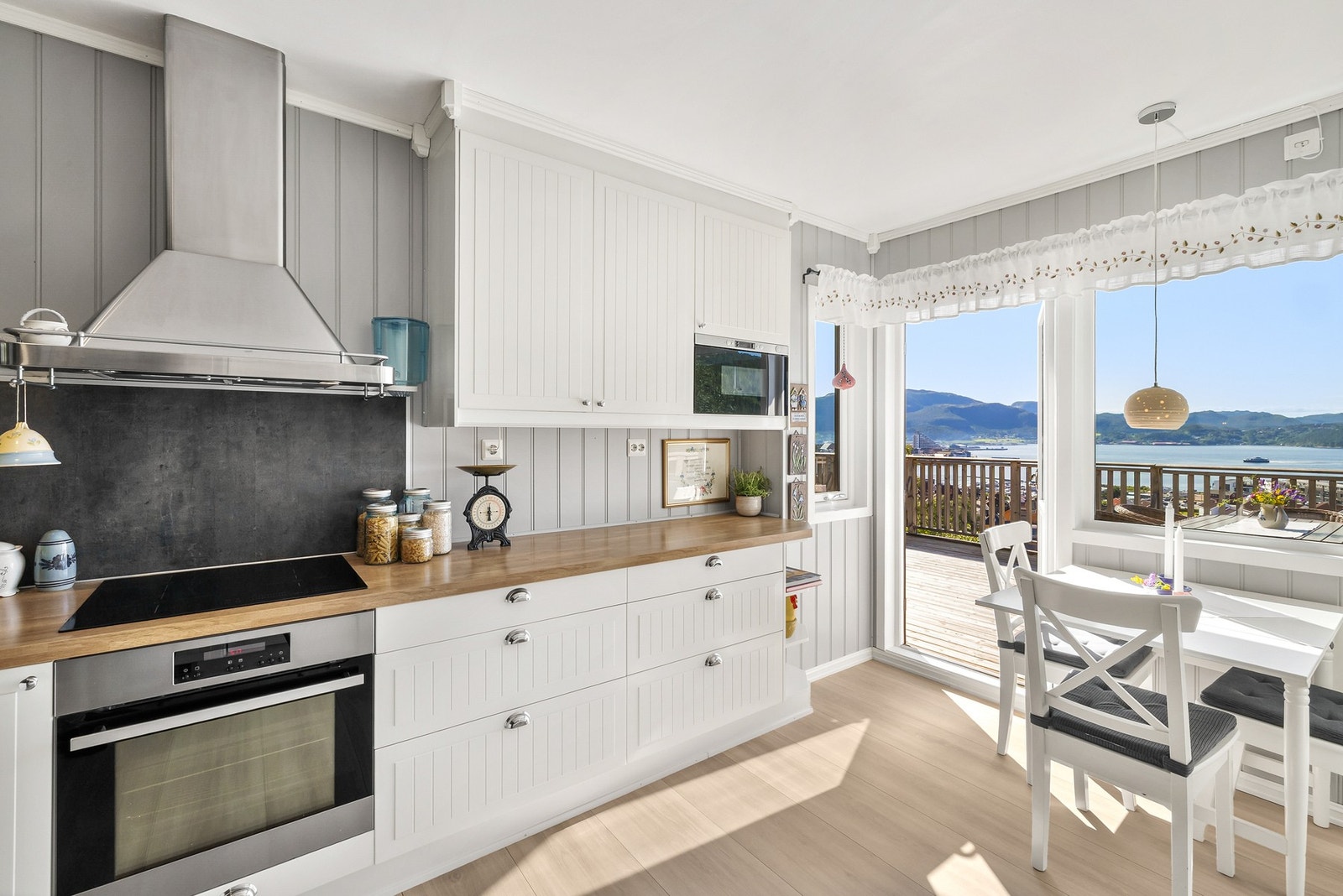 Kjøkkenet har en klassisk sjarm som harmonerer godt med den maritime utsikten mot fjorden Galleribilde