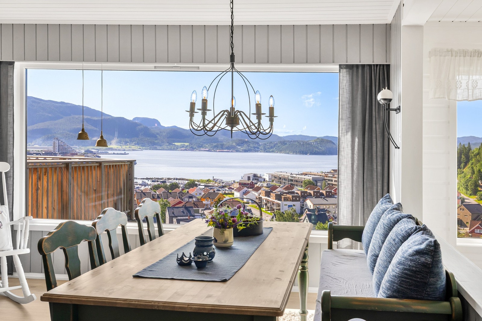 Utsikten over fjorden og vestre del av Namsos er en sentral og vakker del av boligens atmosfære Galleribilde