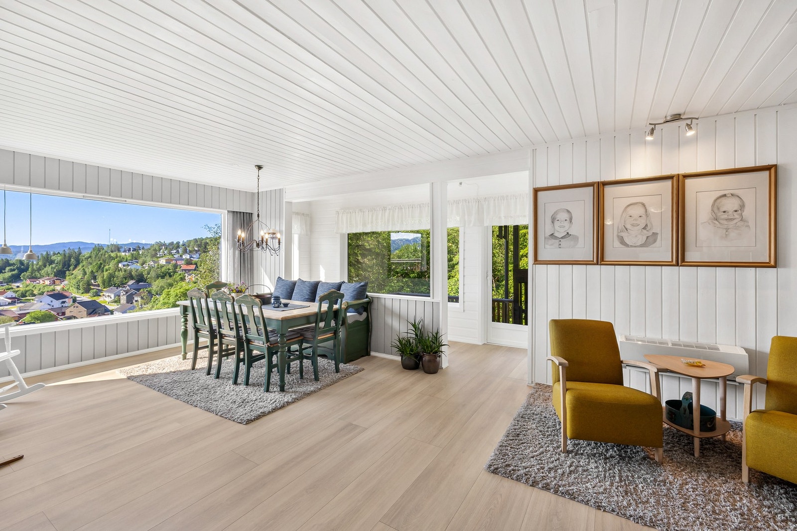 Stuen er lys og åpen. Store vindusflater som slipper inn rikelig med dagslys og fremhever utsikten Galleribilde