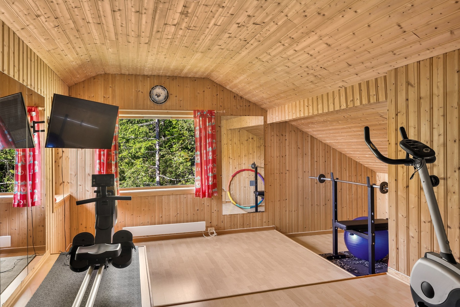 Praktisk loft som kan tilpasses alt fra hjemmekontor og hobbyrom til ekstra stue eller gjesterom Galleribilde