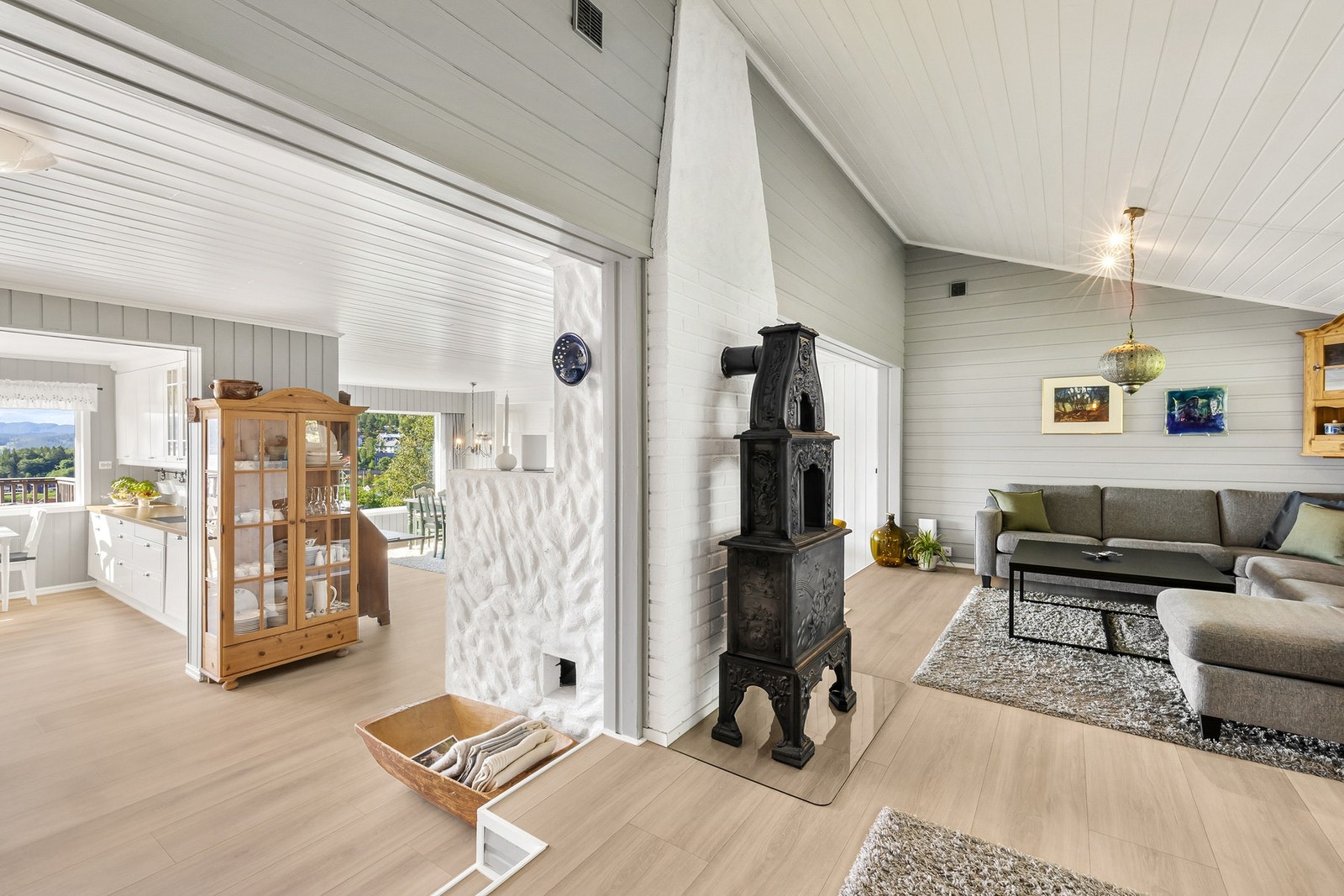 Romslig og fleksibel stue med mulighet til å skape ulike soner etter behov og livsstil Galleribilde