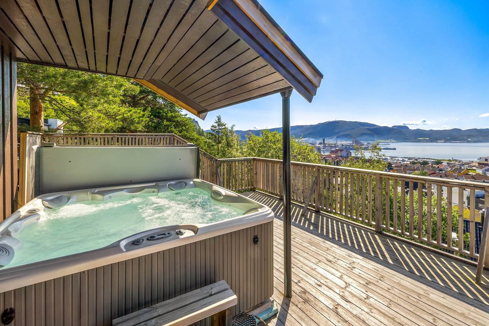 Jacuzzi, frodig natur og utsikt til havneinnfarten til Namsos.. Alt tilrettelagt for hverdagsluksus! Galleribilde