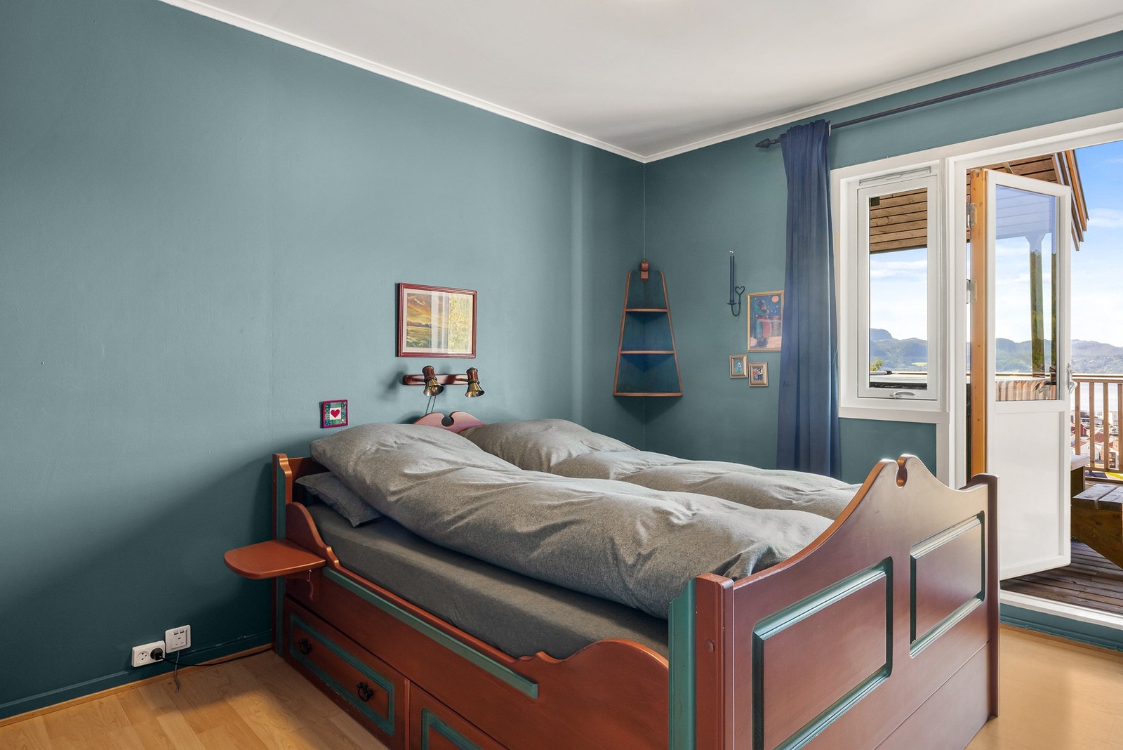 Det er 2 soverom på hovedplanet, 2 soverom på loft og 1 soverom i underetasjen Galleribilde