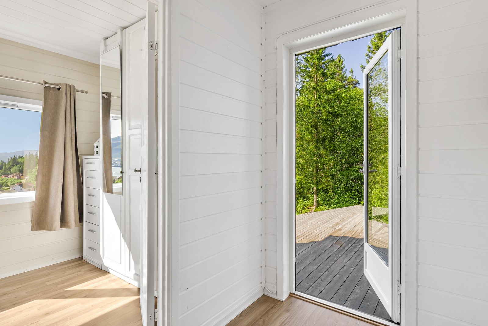 Underetasjen består av trapp til 1.etasje, vindfang, gang, gang til garasje, stue/kjøkken, bad/vaskerom, soverom og garasje Galleribilde