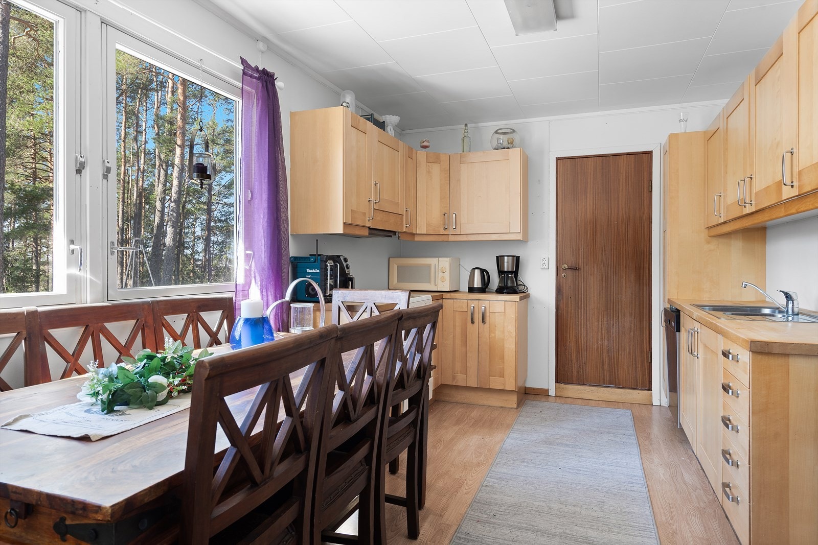 Kjøkkenet har innredning med profilerte fronter og benkeplater av heltre. Galleribilde