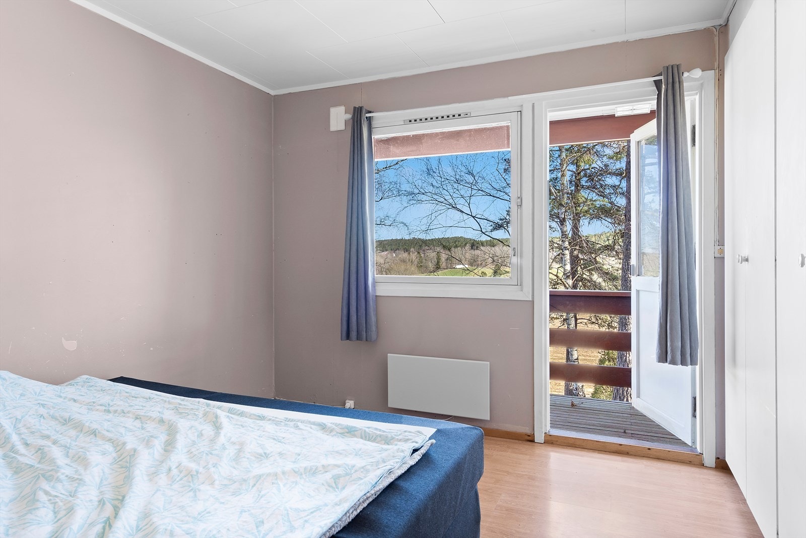 Fra hovedsoverommet er det utgang til en stor luftebalkong. Galleribilde