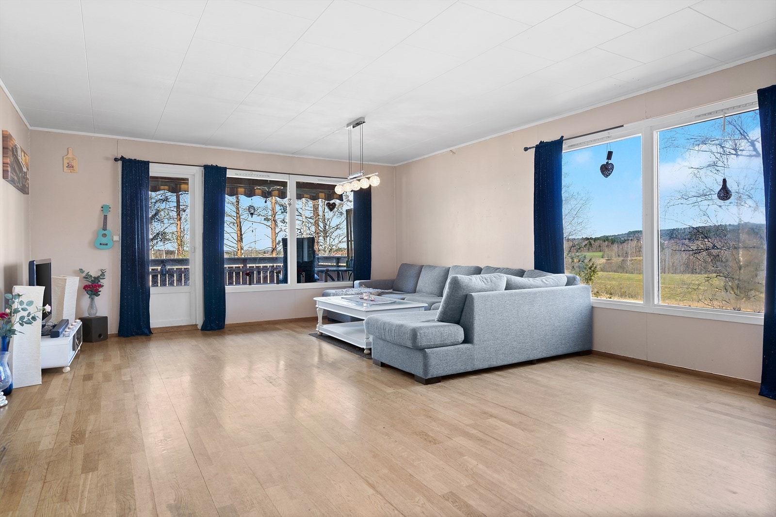 Stue med store vinduer og utgang til veranda. Galleribilde