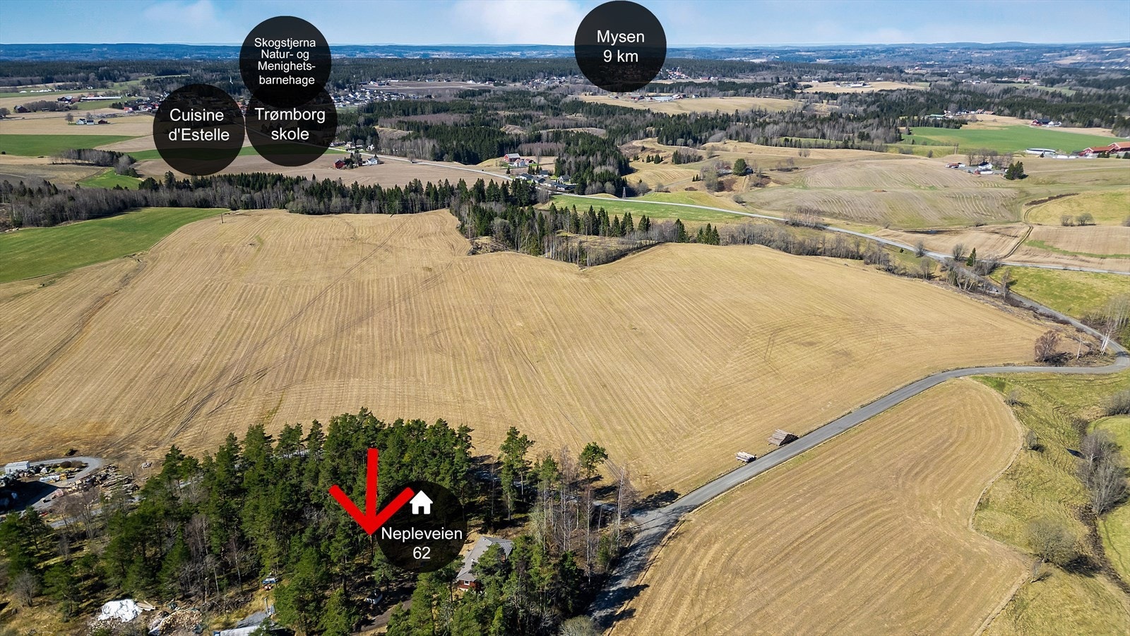 Velkommen til Nepleveien 62 - Enebolig på en flate. Beliggende helt inntil Fjella. Oppgraderingsbehov. Presentert av Anita Heer, Aktiv Eiendomsmegling Mysen og Rakkestad. Galleribilde