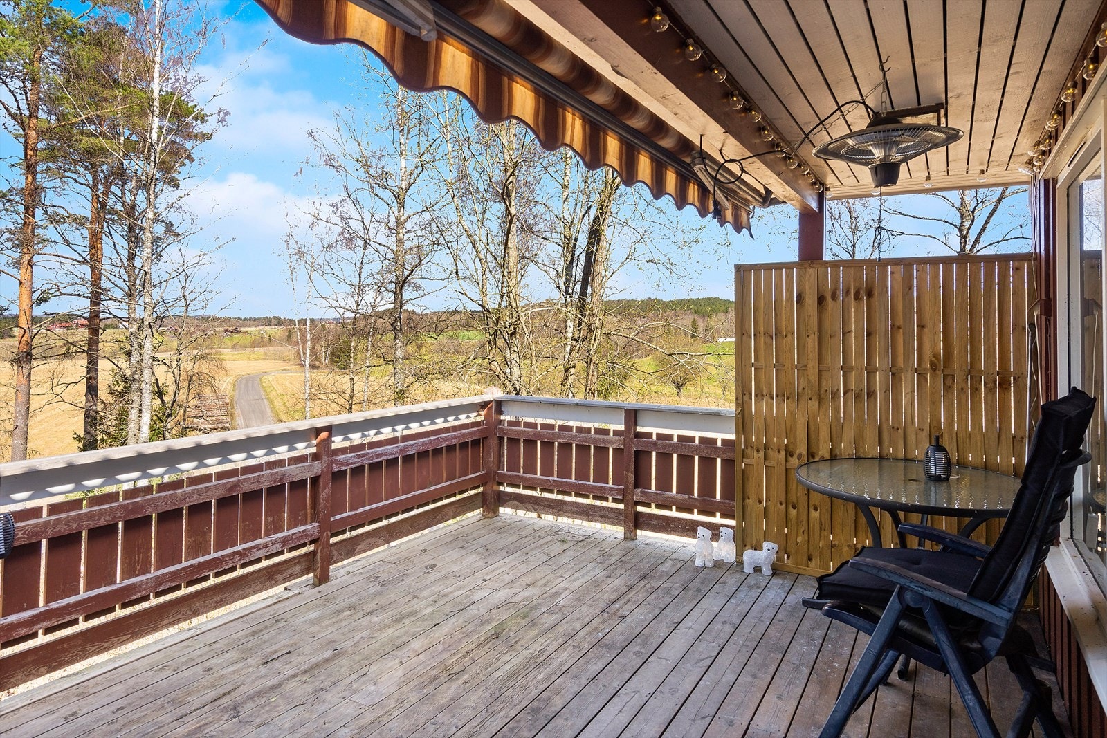 Stor og delvis overbygget veranda på utsiden av stua. Galleribilde