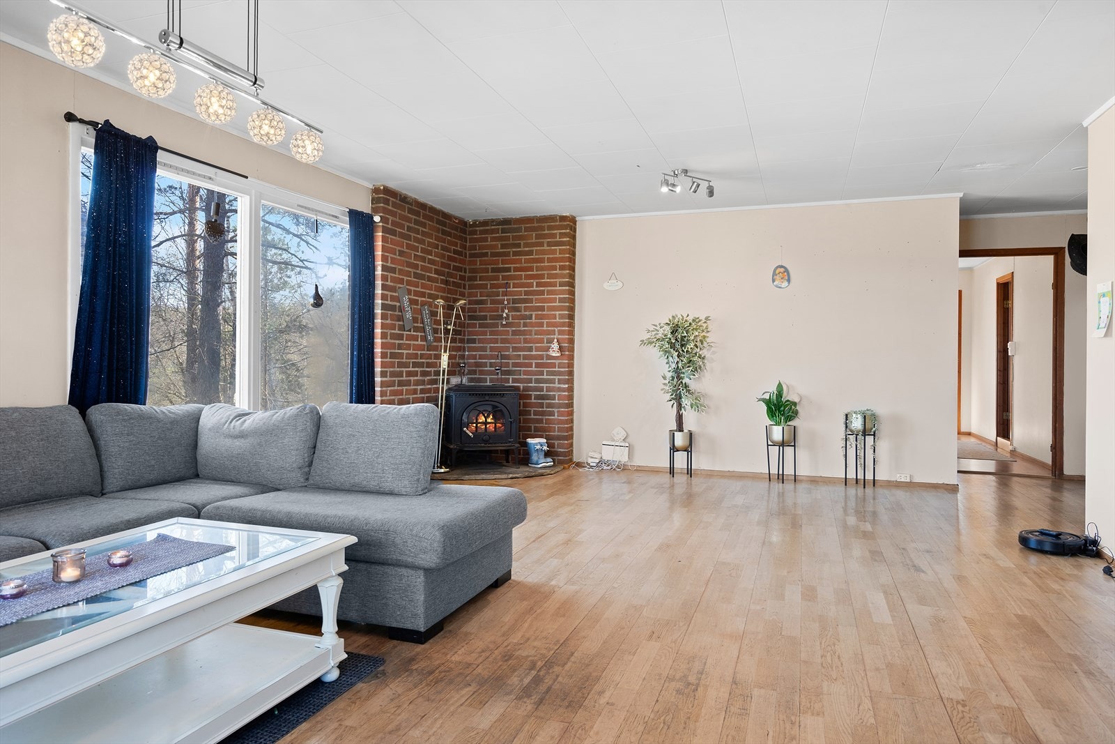 I stua er det muligheter for å fyre med vedovn på kalde dager. Galleribilde