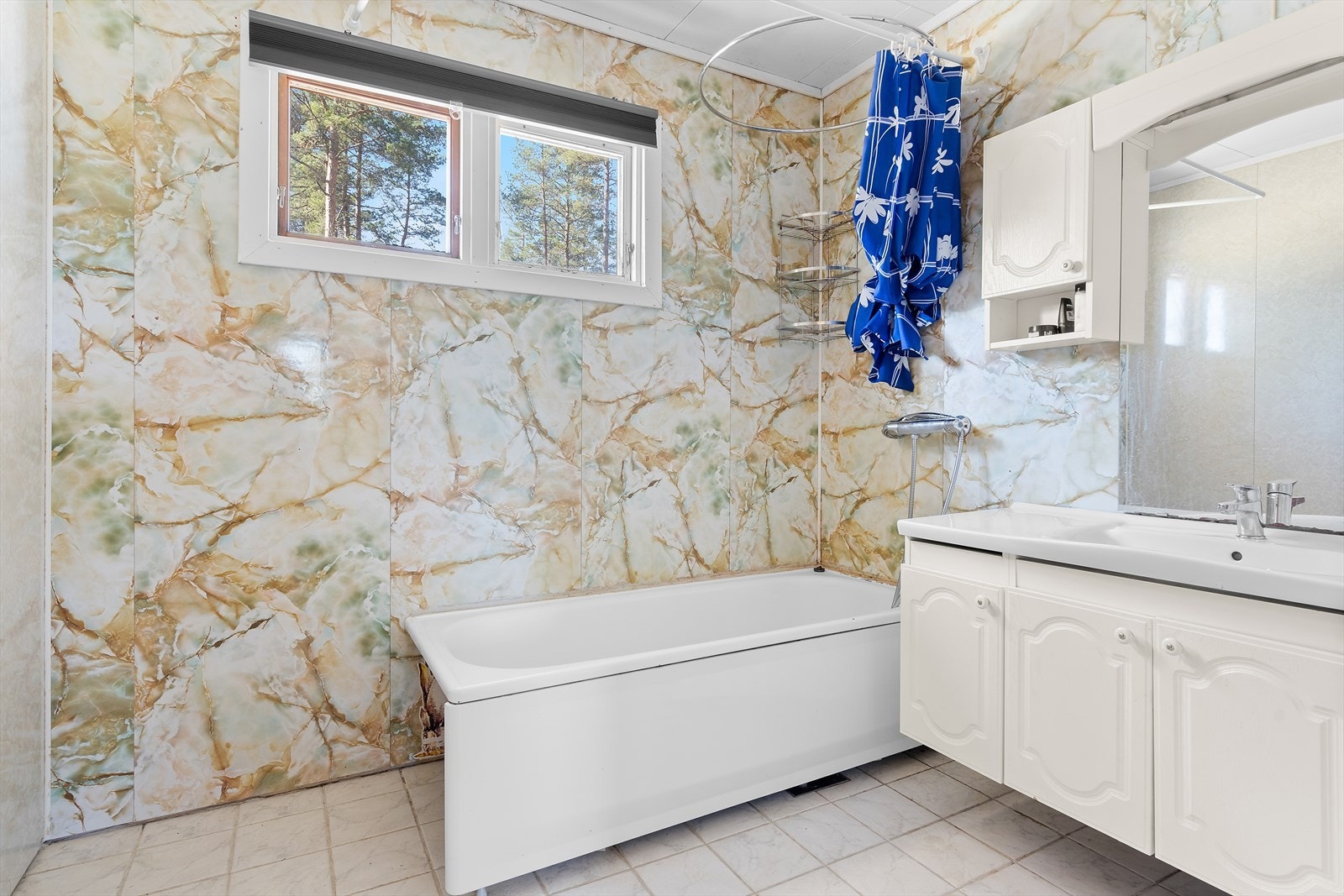 Badet inneholder en romslig servantinnredning og badekar. Galleribilde