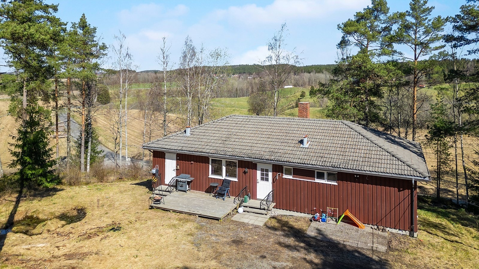 Enebolig på en flate. Beliggende helt inntil Fjella Galleribilde