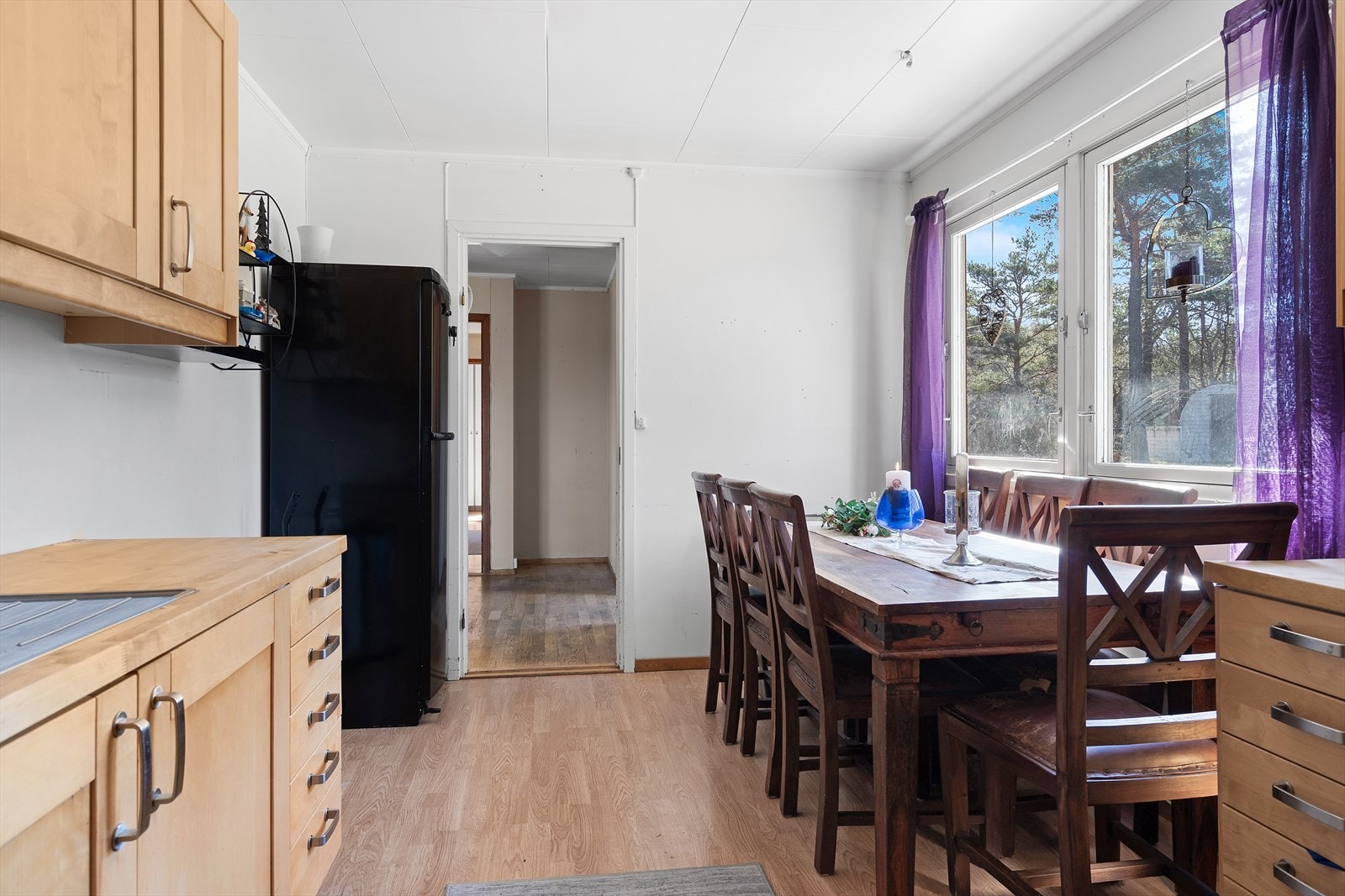 Det er god plass til spiseplass på kjøkkenet. Galleribilde