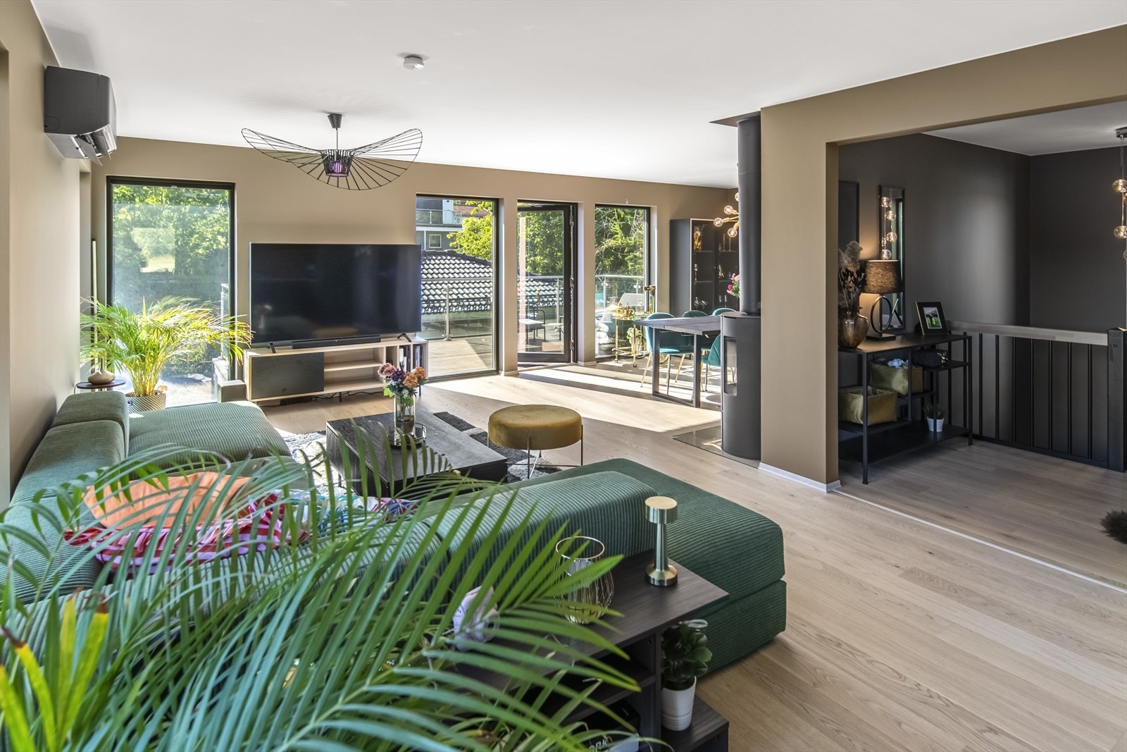 Dette er en svært flott og luftig funkisbolig fra 2022 over to plan. Boligen holder en høy standard med eksklusive materialvalg. Galleribilde