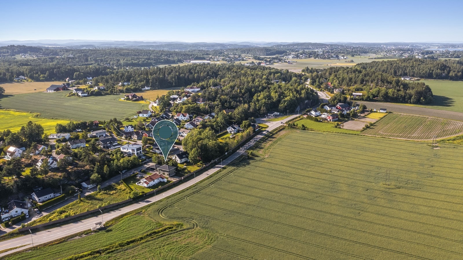Borgheim ligger ca. 3 km unna med dagligvarebutikk, bakeri og frisør. Galleribilde