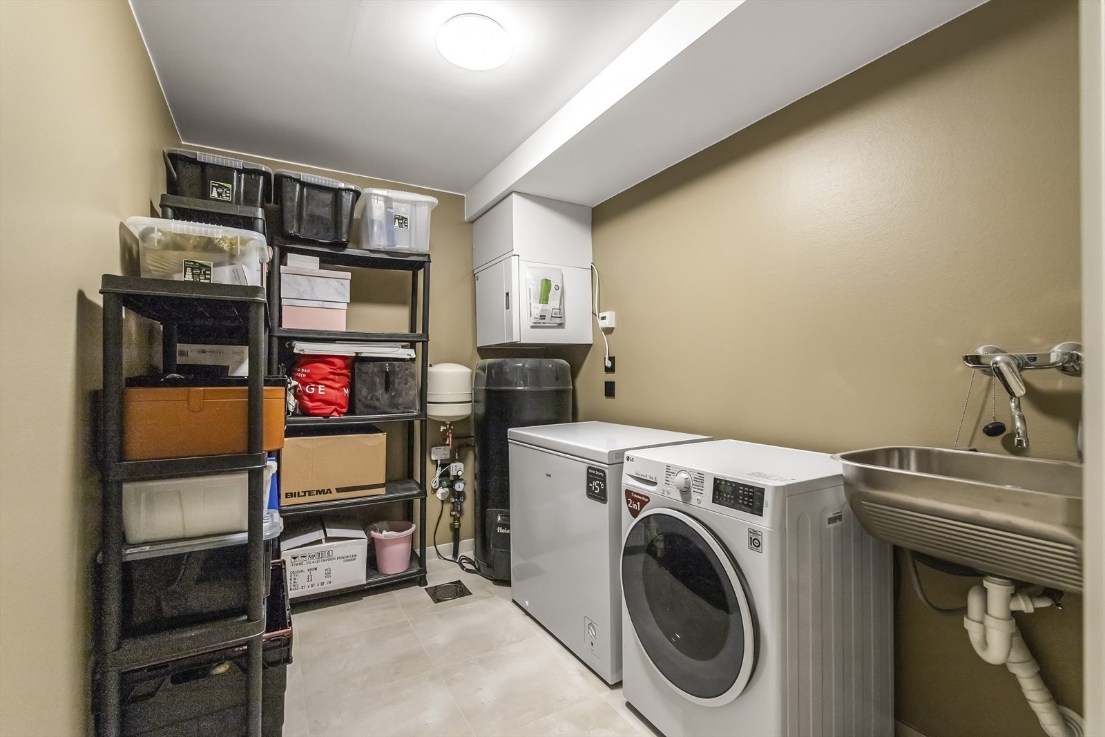 Du har også et praktisk vaskerom. Vaskerommet har fliser på gulv med varmekabler, malte slette plater over sokkelflis på vegger og malte slette plater i innvendig tak. Innredet med stål skyllekum og opplegg for vaskemaskin. Galleribilde