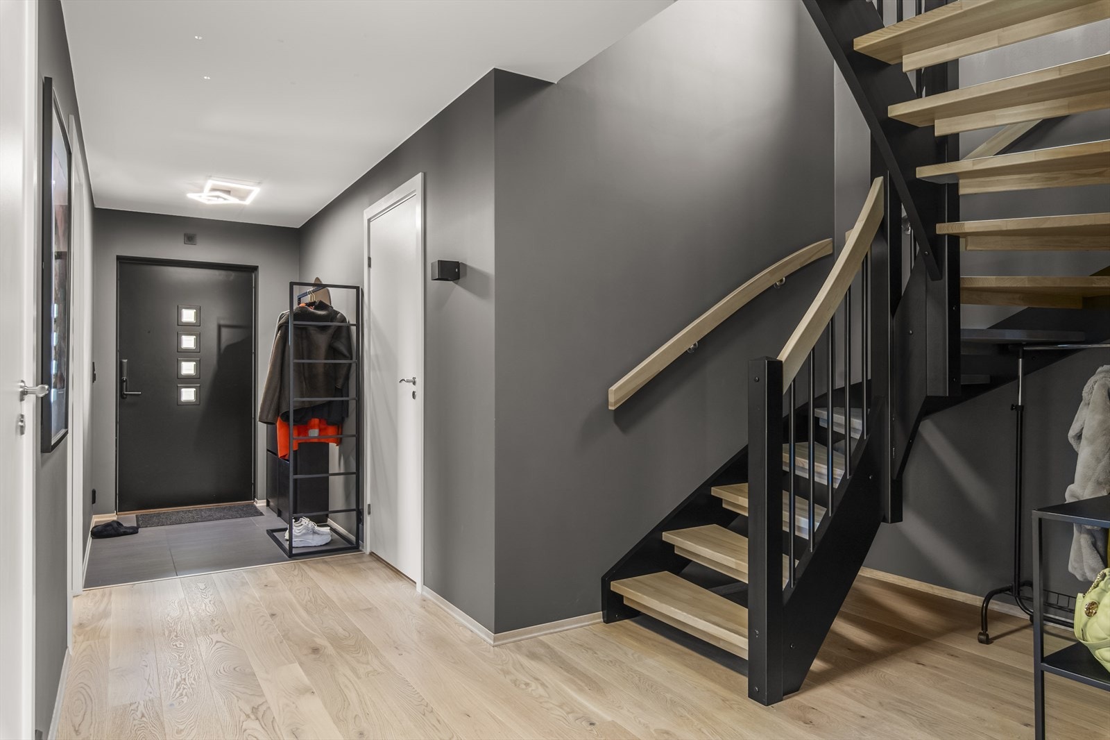 I 1. etasje kommer du inn til en praktisk entré. Her er det god plass til å henge fra seg yttertøyet. Galleribilde