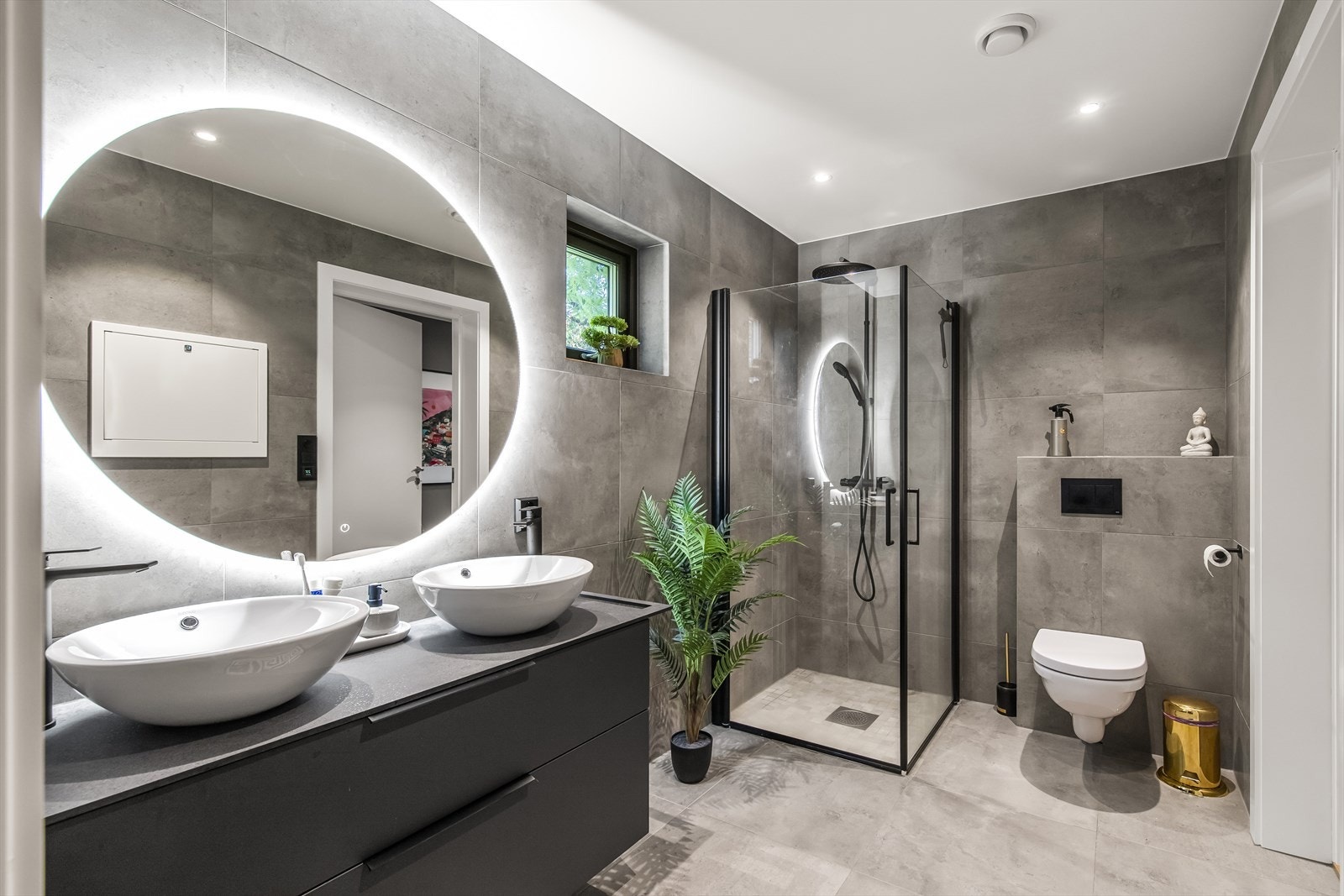 Her har du et stort og fint bad. Badet har fliser på gulv med varmekabler. Flislagte vegger og malte slette plater med downlights i innvendig tak. Galleribilde