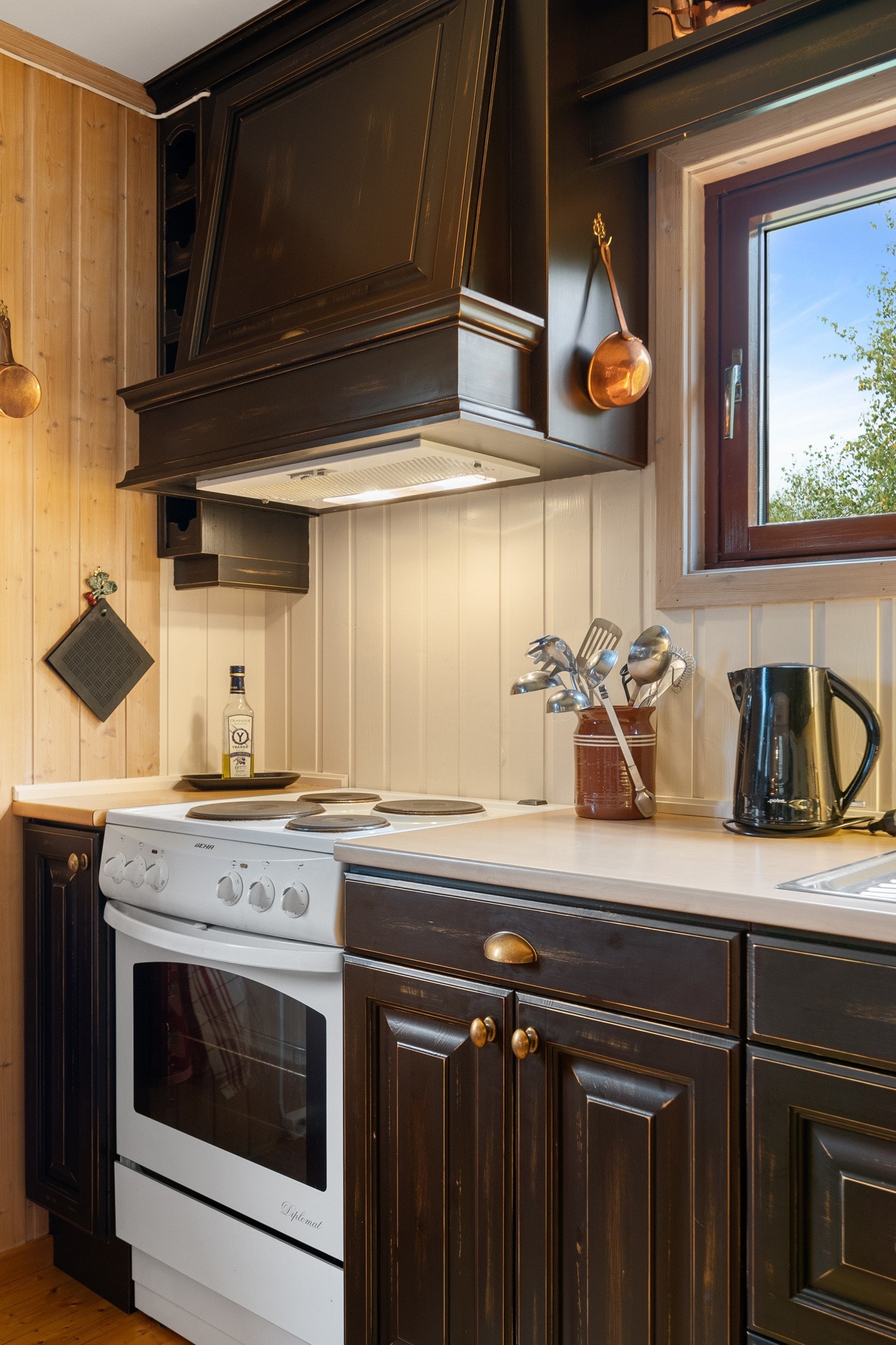 Det er plass til frittstående komfyr & kjøleskap. Galleribilde