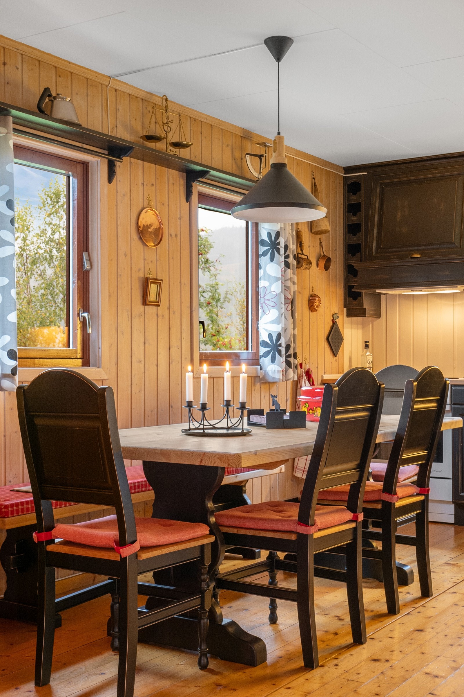 Koselig plass til spisebord ved kjøkken. Galleribilde