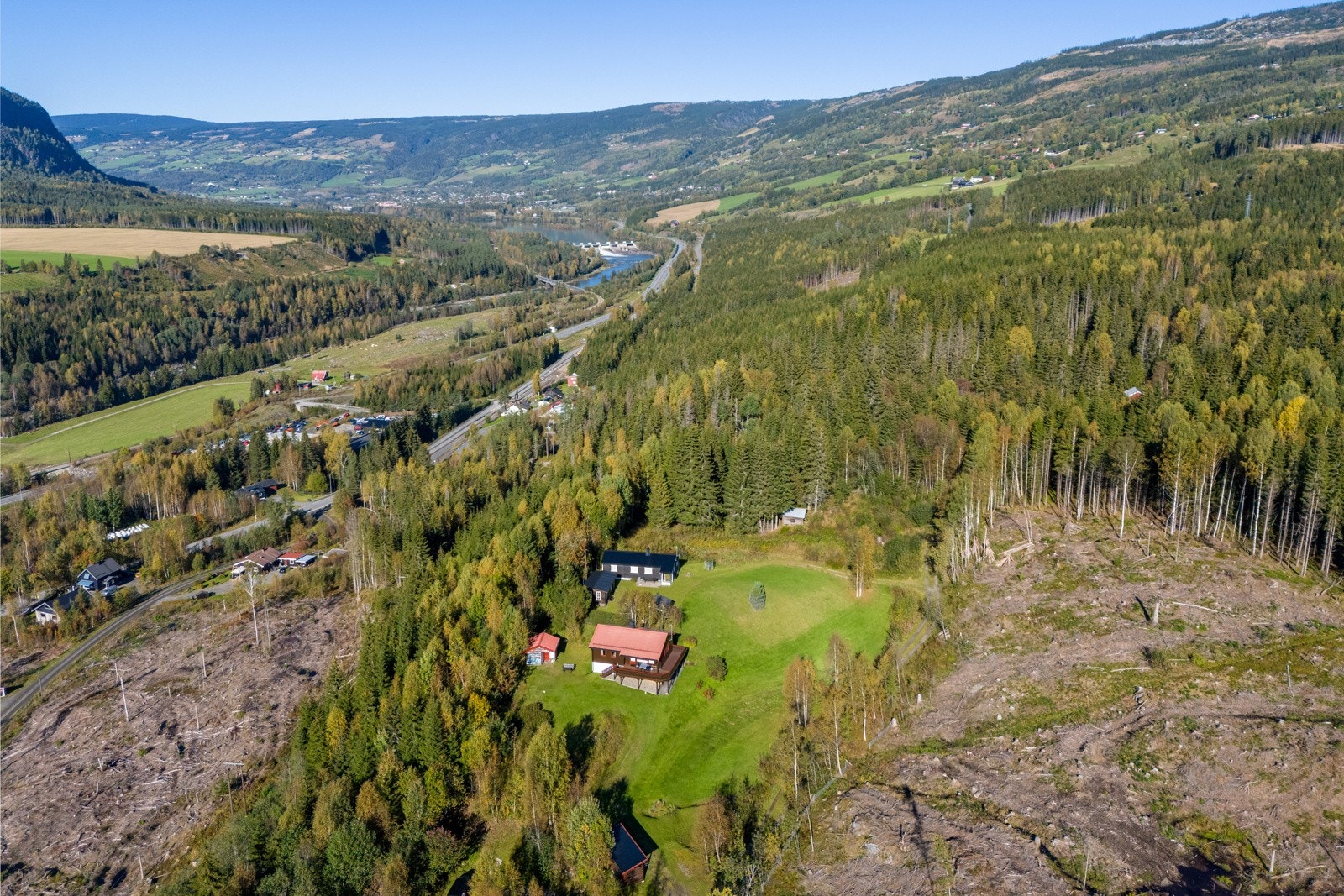 Tyttebærskogen 28 har flott beliggenhet i nærheten av Hafjell i Øyer, som tilbyr en rekke friluftsaktiviteter året rundt. Enten om du vil ta en skitur på vinteren eller en sykkeltur på sommeren. Galleribilde