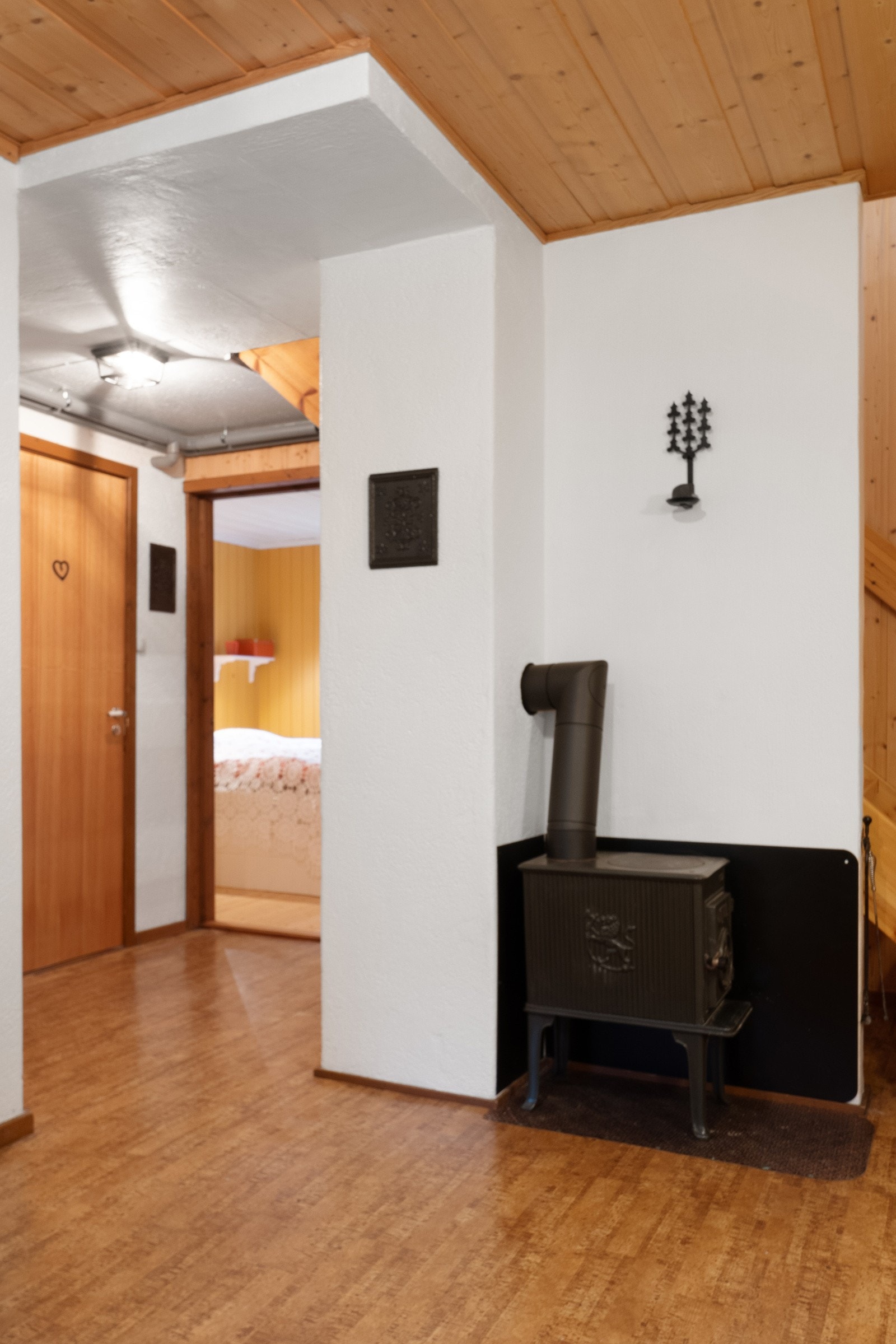 Ett av hyttas tre ildsteder ligger i underetasjen. Galleribilde