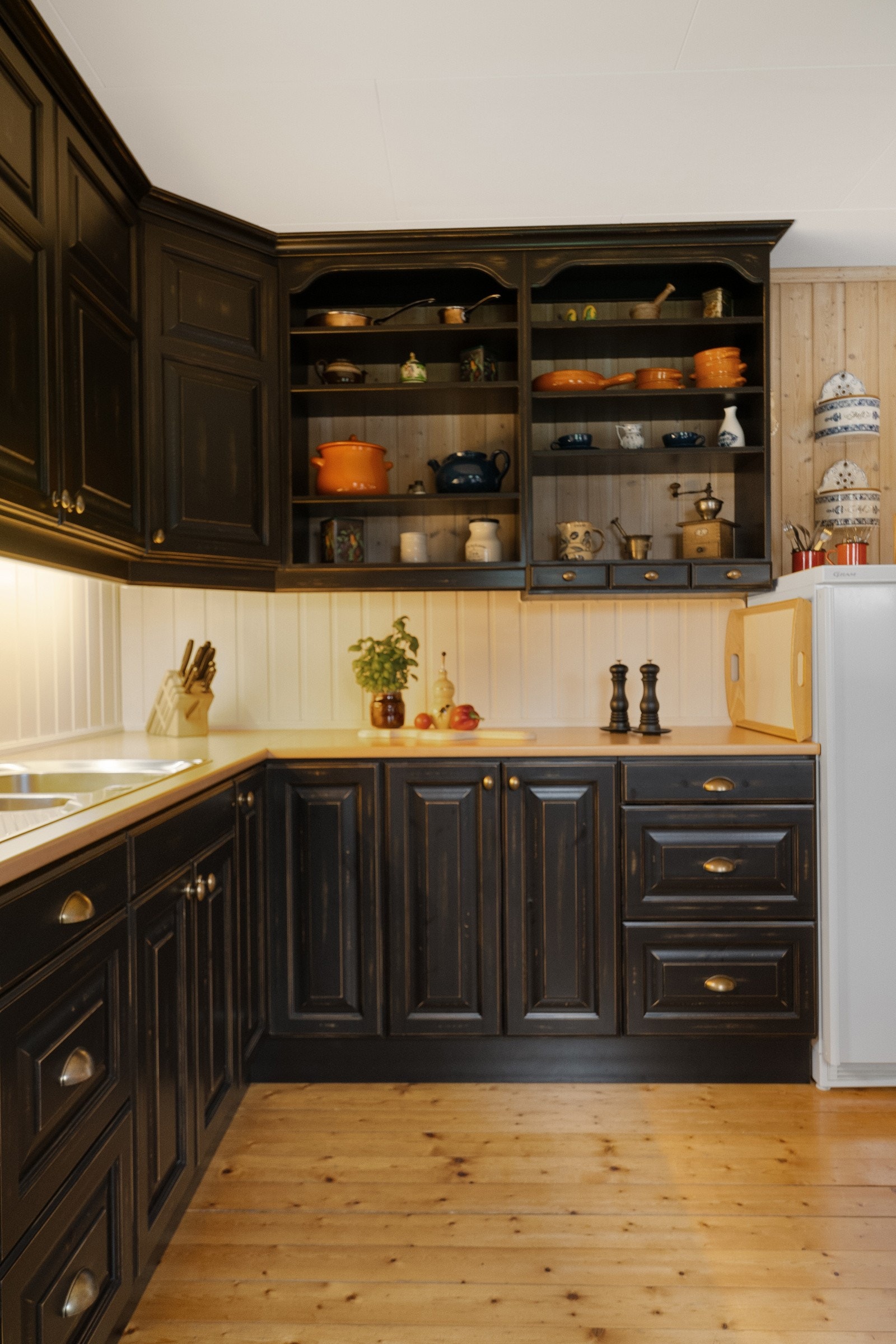 Kjøkkeninnredning montert i 2007 av Dalen trevarefabrikk. Galleribilde