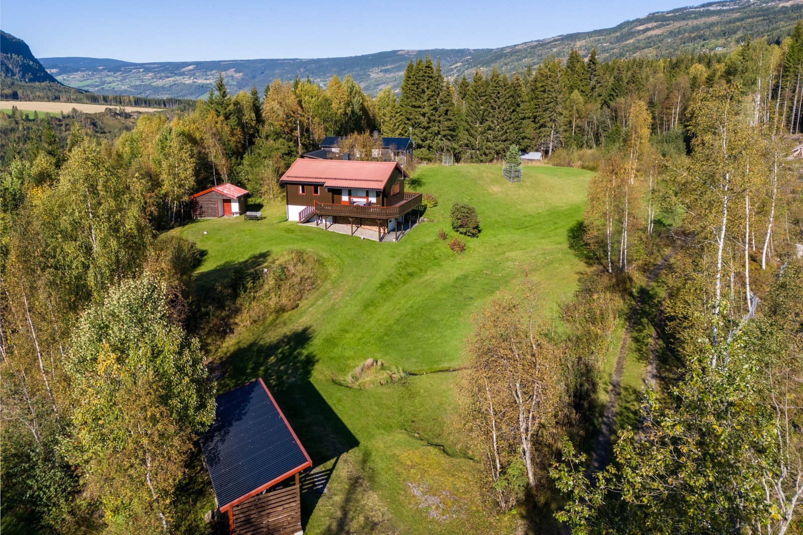 En velholdt hytte fra 1975 beliggende på stor selveiet tomt. Galleribilde