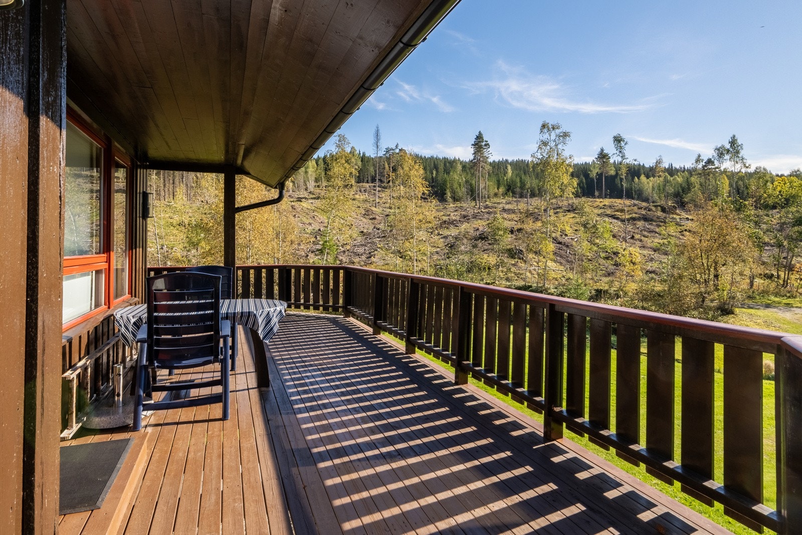 Du har adkomst til veranda fra stue eller via trapp utendørs. Galleribilde