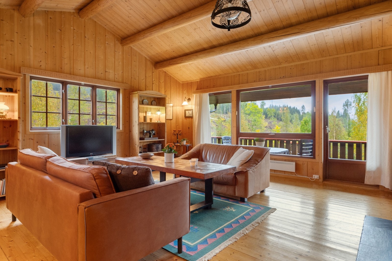 God takhøyde & store vindusflater skaper god atmosfære i rommet. Galleribilde